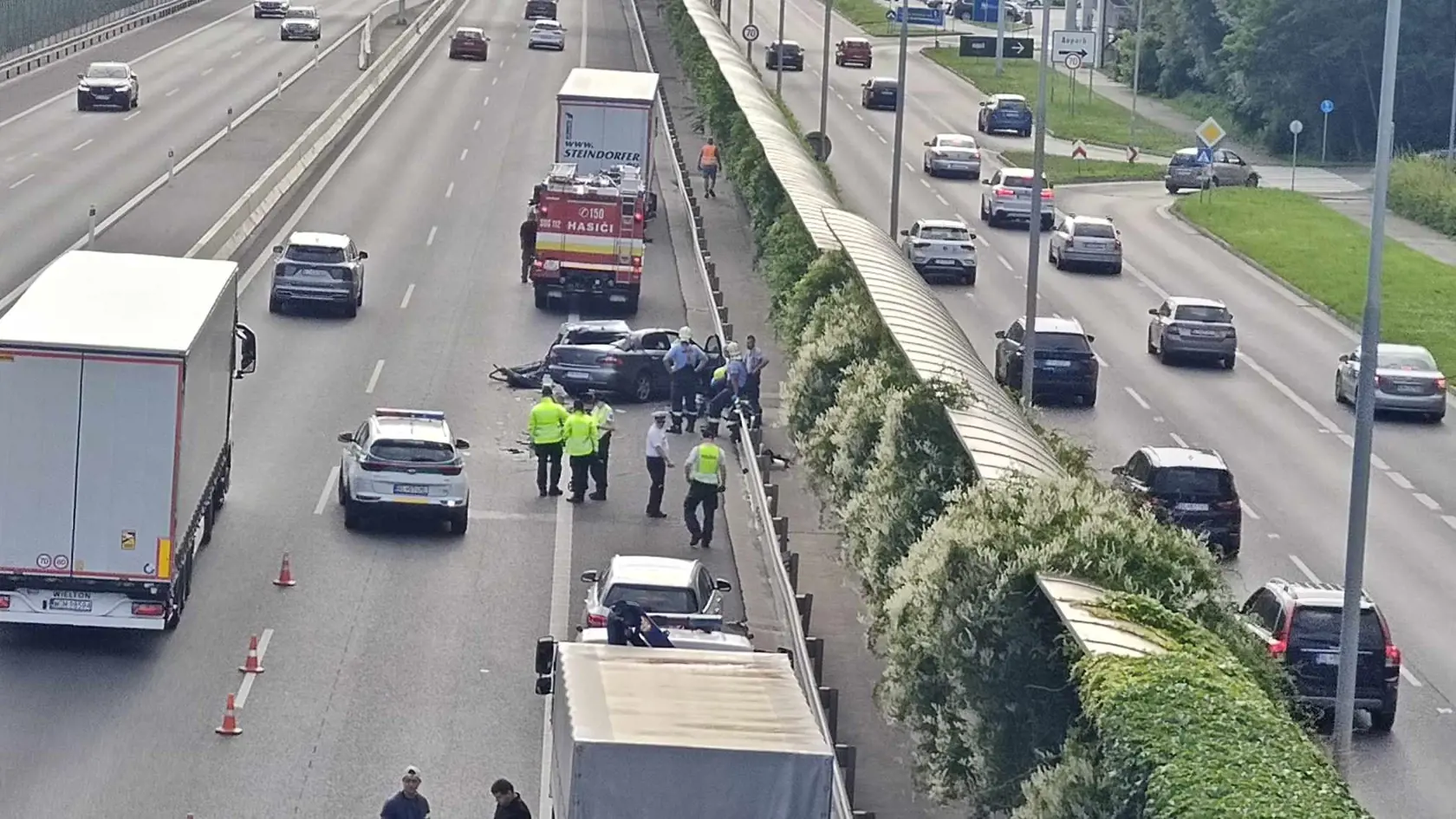 "Podľa doterajších informácií do nákladného motorového vozidla zn. VOLVO, idúceho po diaľnici D1 v úseku 2,5 km v smere na most Lanfranconi, zo zadu narazilo vozidlo zn. Škoda Superb," informovala polícia.