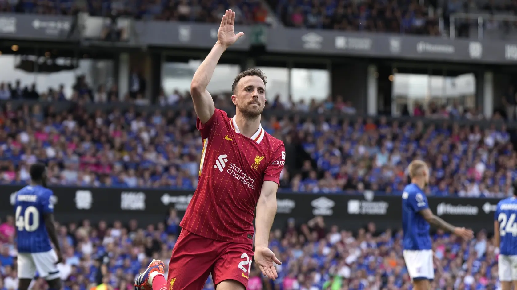 Na snímke vpravo portugalský útočník Liverpoolu Diogo Jota oslavujeg ól.