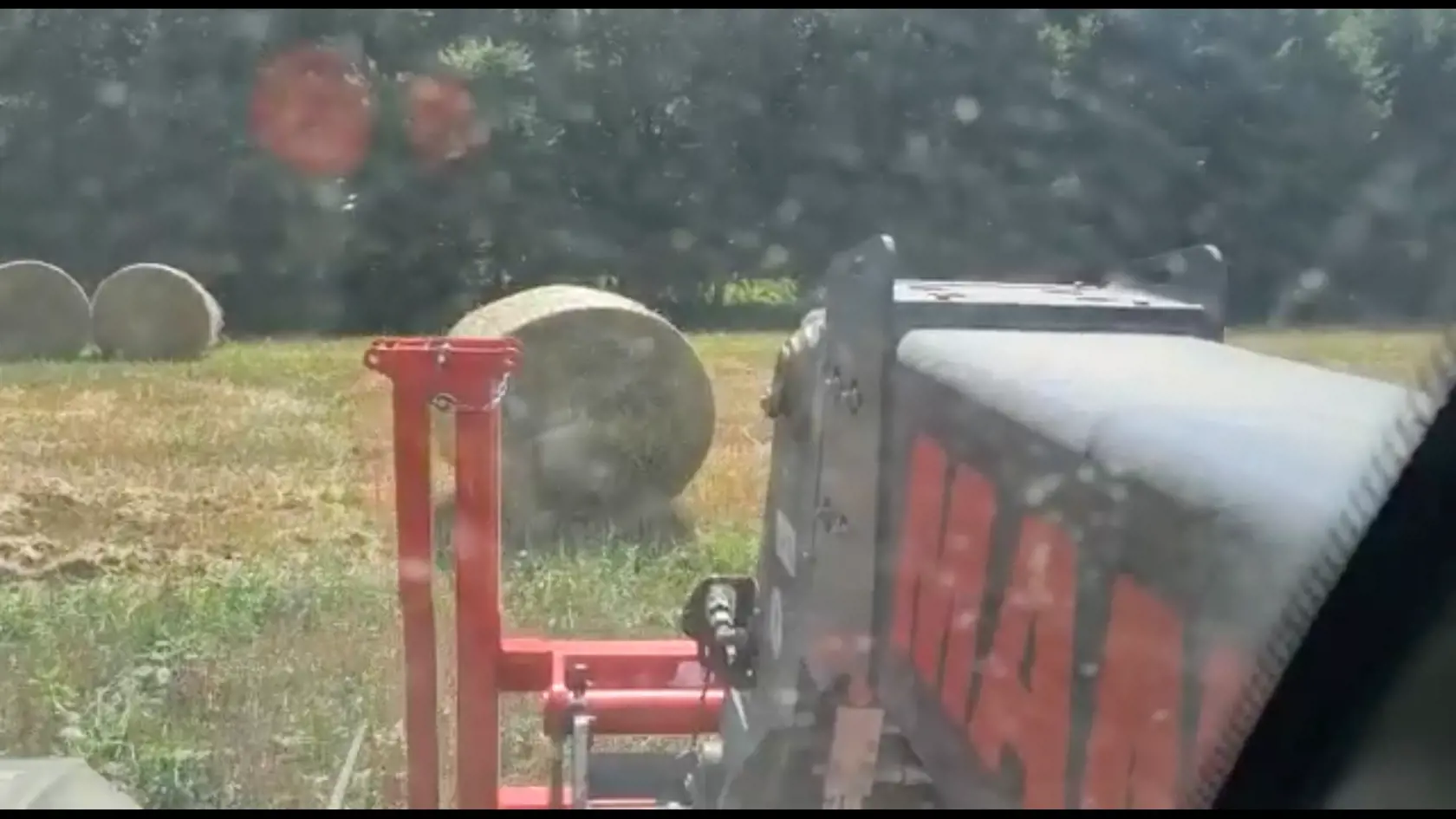 Policajný prezident sa na Facebooku pochválil videom, na ktorom šoféruje traktor.
