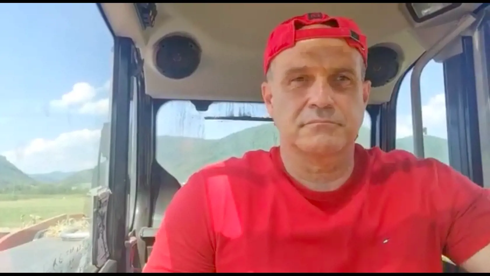 Policajný exprezident sa na Facebooku pochválil videom, na ktorom šoféruje traktor.