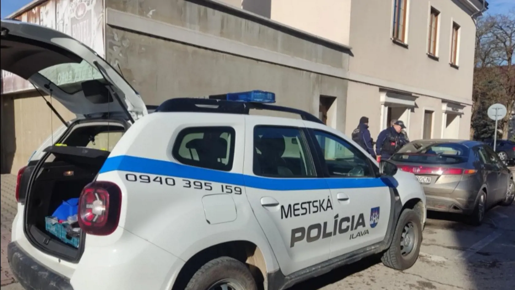 Mestská polícia v Ilave bola založená len v roku 2020. Má dvoch členov. Ak však mestskí policajti vypadnú pre chorobu, alebo na dovolenku, nemá ich kto zaskočiť. Mesto preto vymyslelo, že o poriadok sa v čase ich neprítomnosti bude starať inšpektor verejného poriadku, ktorým bude pracovník mesta Ilava.