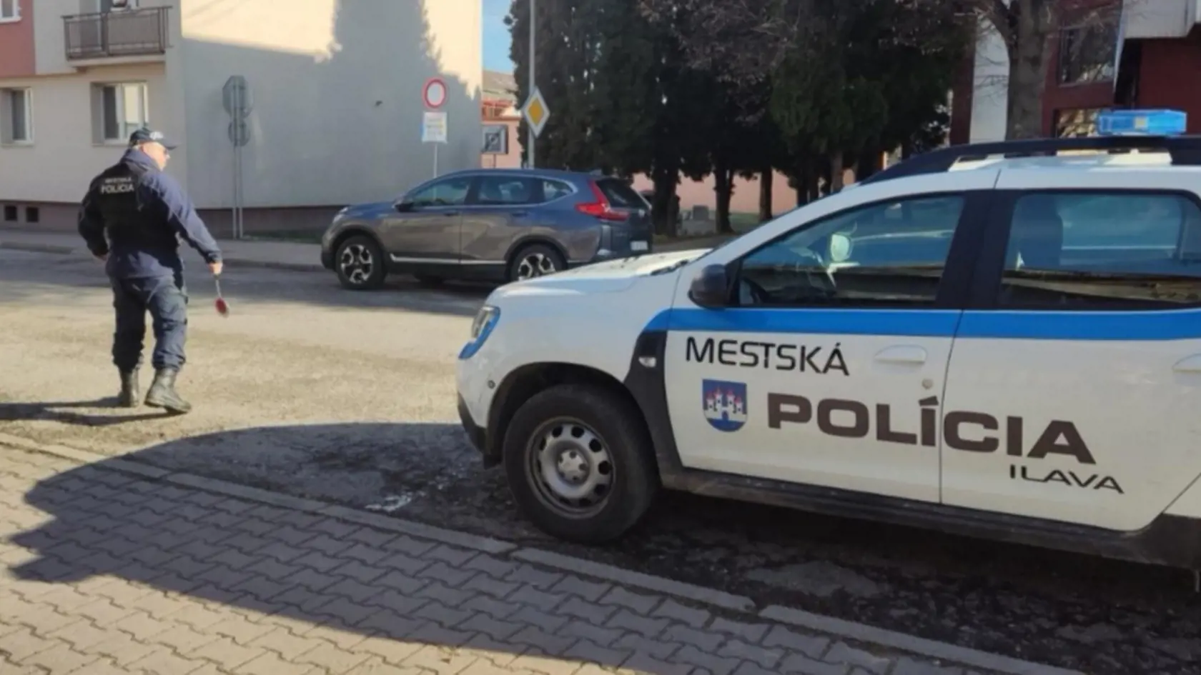 Mestská polícia v Ilave bola založená len v roku 2020. Má dvoch členov. Ak však mestskí policajti vypadnú pre chorobu, alebo na dovolenku, nemá ich kto zaskočiť. Mesto preto vymyslelo, že o poriadok sa v čase ich neprítomnosti bude starať inšpektor verejného poriadku, ktorým bude pracovník mesta Ilava.