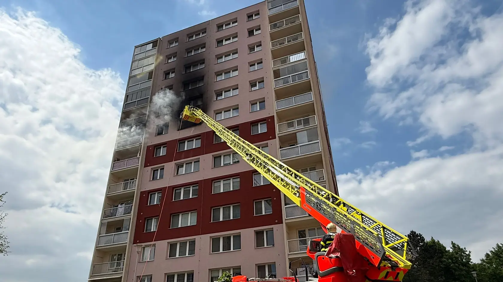 V byte 29-ročnej ženy vypukol požiar v dôsledku mohutného výbuchu.