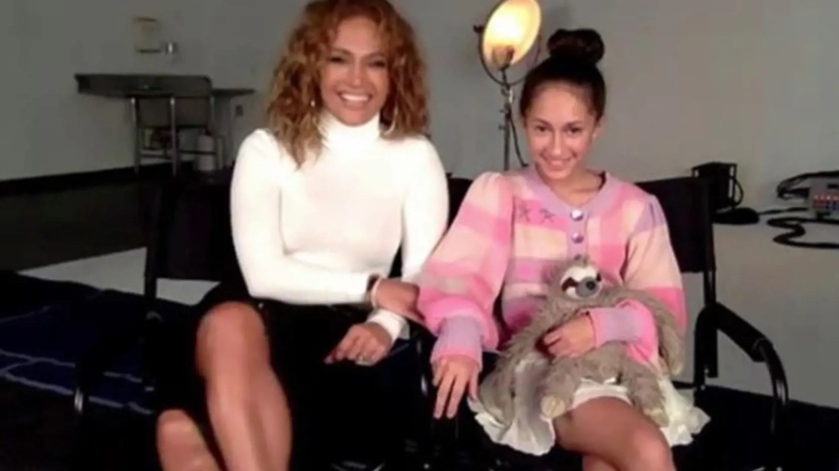 Speváčka Jennifer Lopez počas svojho koncertu šokovala fanúšikov. Na pódium si totiž pozvala svoju 14-ročnú dcéru Emme, aby spolu odspievali duet. Keď svoju dcéru volala na pódium pred divákmi ju oslovovalo rodovo neutrálne, čím teda potvrdila, že Emme sa neidentifikuje ako dievča, hoc sa narodila so ženským pohlavím.