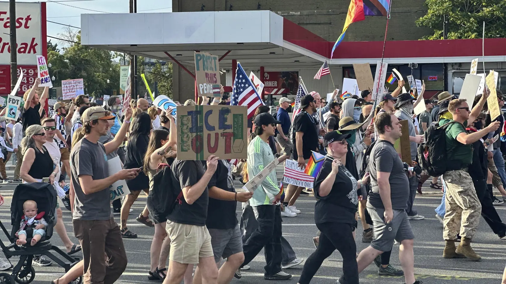 Demonštranti držia transparenty počas protestu v meste Salt Lake City.