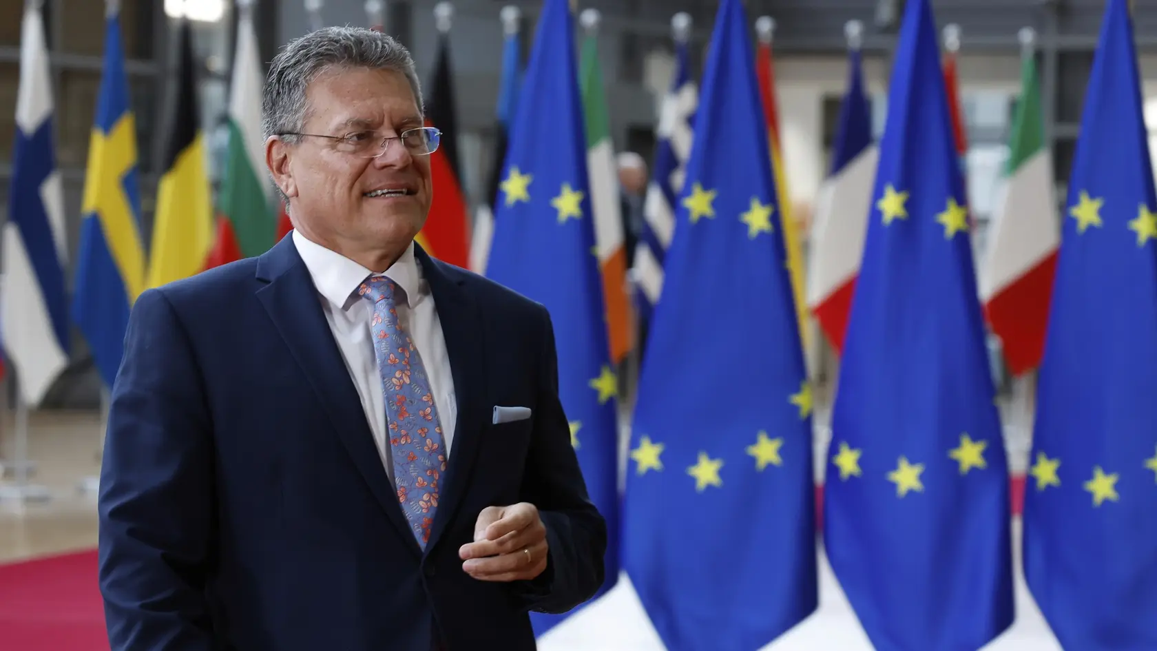 Eurokomisár pre obchod a hospodársku bezpečnosť Maroš Šefčovič počas príchodu na stretnutie ministrov obchodu EÚ v Bruseli 25. mája 2025. (Ilustračné foto)