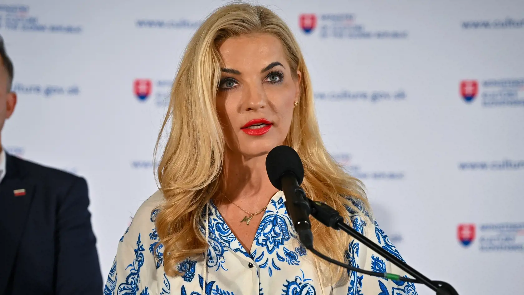 Na snímke Martina Šimkovičová a Lukáš Machala počas tlačovej konferencie.