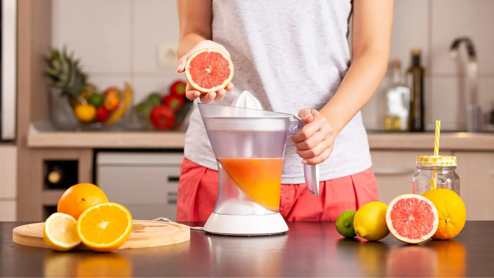 Citrusové plody: Hoci neobsahujú kolagén priamo, sú bohaté na vitamín C, ktorý je nevyhnutný pre syntézu kolagénu v tele. Patrí sem napríklad pomaranče, citróny, limetky a grepy.