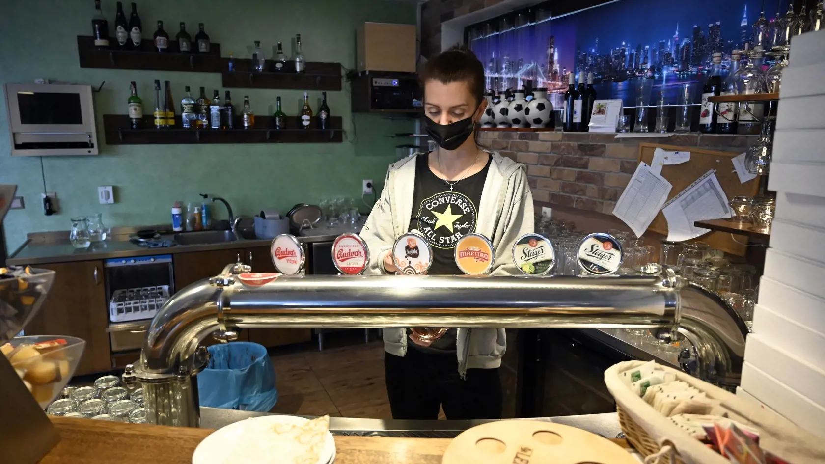 Na snímke čašníčka čapuje pivo v otvorenej reštaurácii Domček Ťahanovce v Košiciach v utorok 8. decembra 2020. Napriek zákazu majitelia otvorili brány svojich podnikov. Ide o reštaurácie, kaviarne aj bary po celom Slovensku. Najviac ich otvoria pravdepodobne v Košiciach. Do Iniciatívy Bojujeme za naše gastro sa tu zapojí najmenej 40 prevádzok. FOTO TASR - Roman Hanc