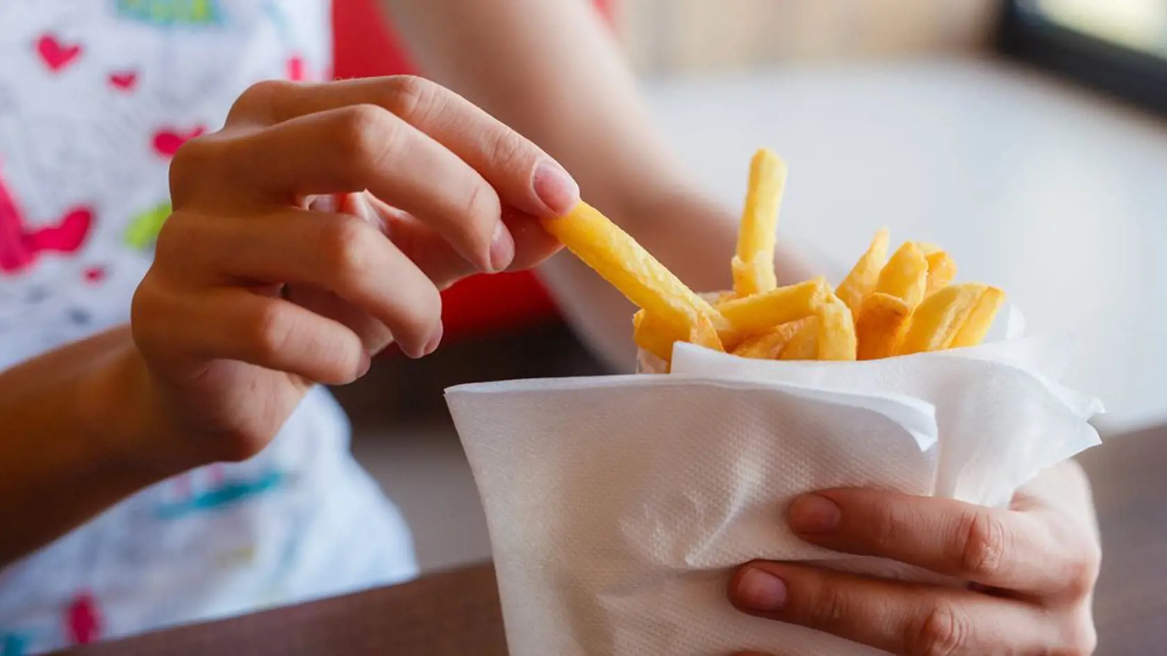 Ani vy nedokážete odolať hamburgerom, hranolčekom, pizze alebo čipsom?