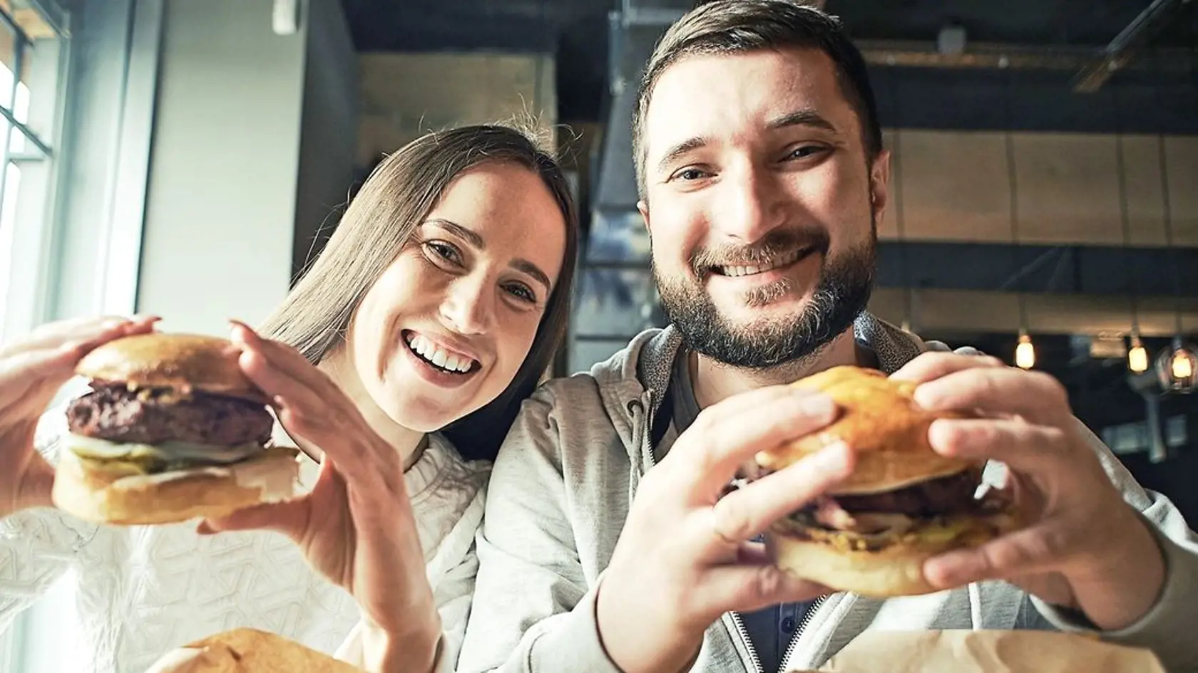 Ani vy nedokážete odolať hamburgerom, hranolčekom, pizze alebo čipsom?