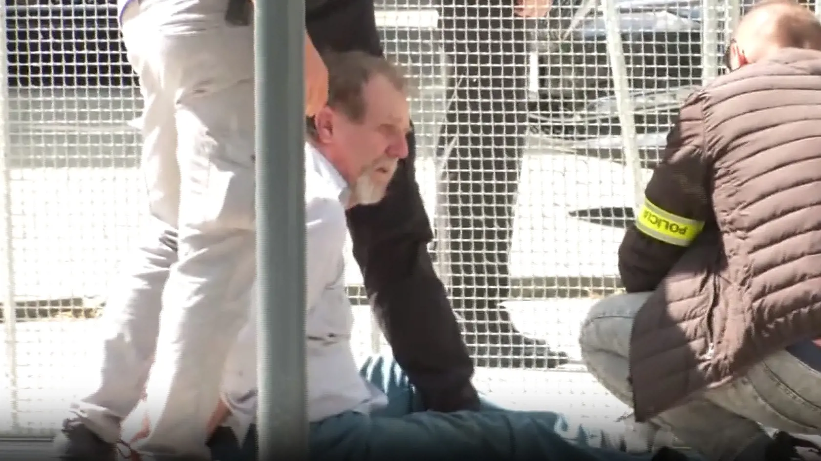 Polícia strelca okamžite spacifikovala a zadržala.
