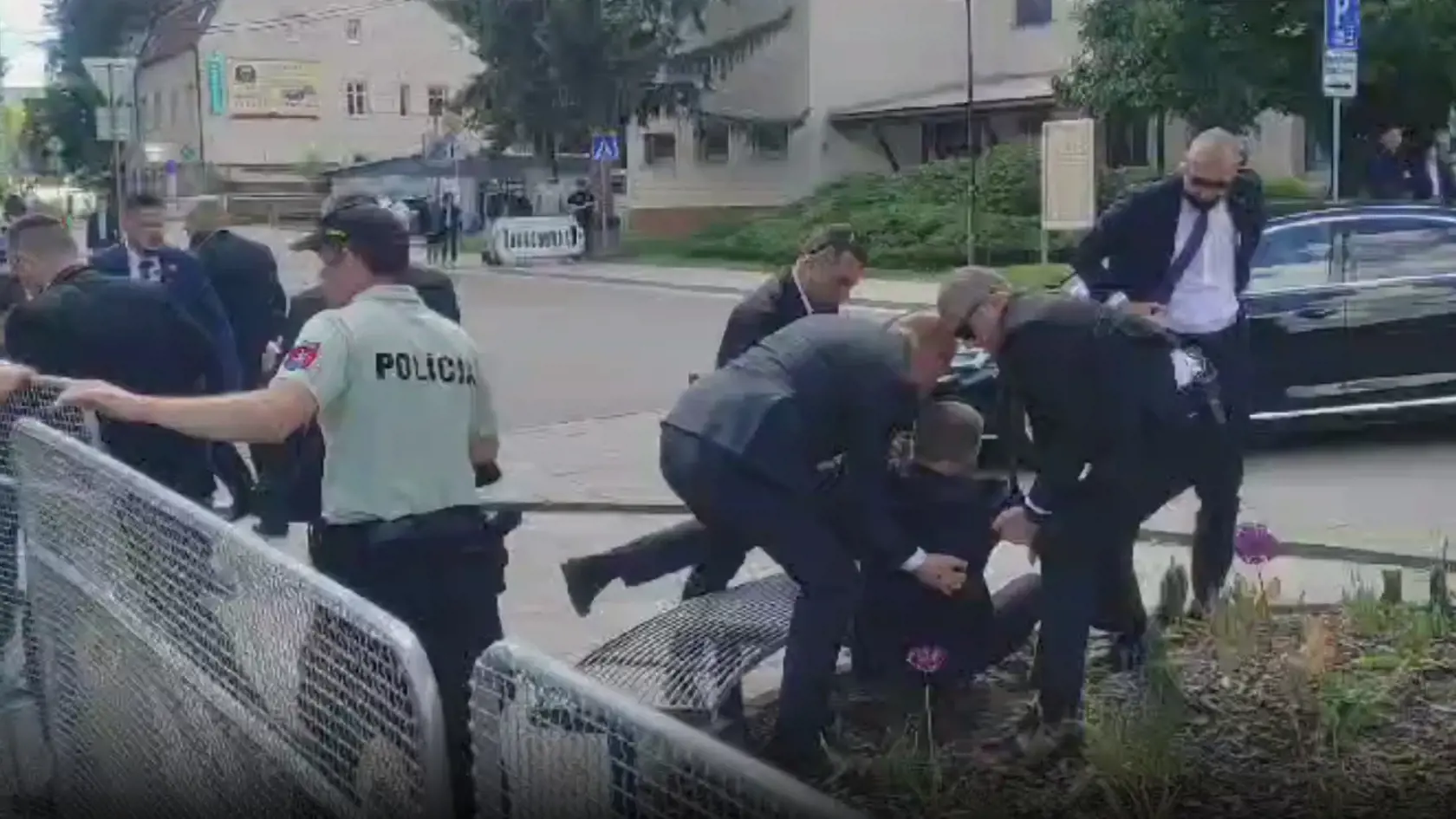 Polícia strelca okamžite spacifikovala a zadržala.