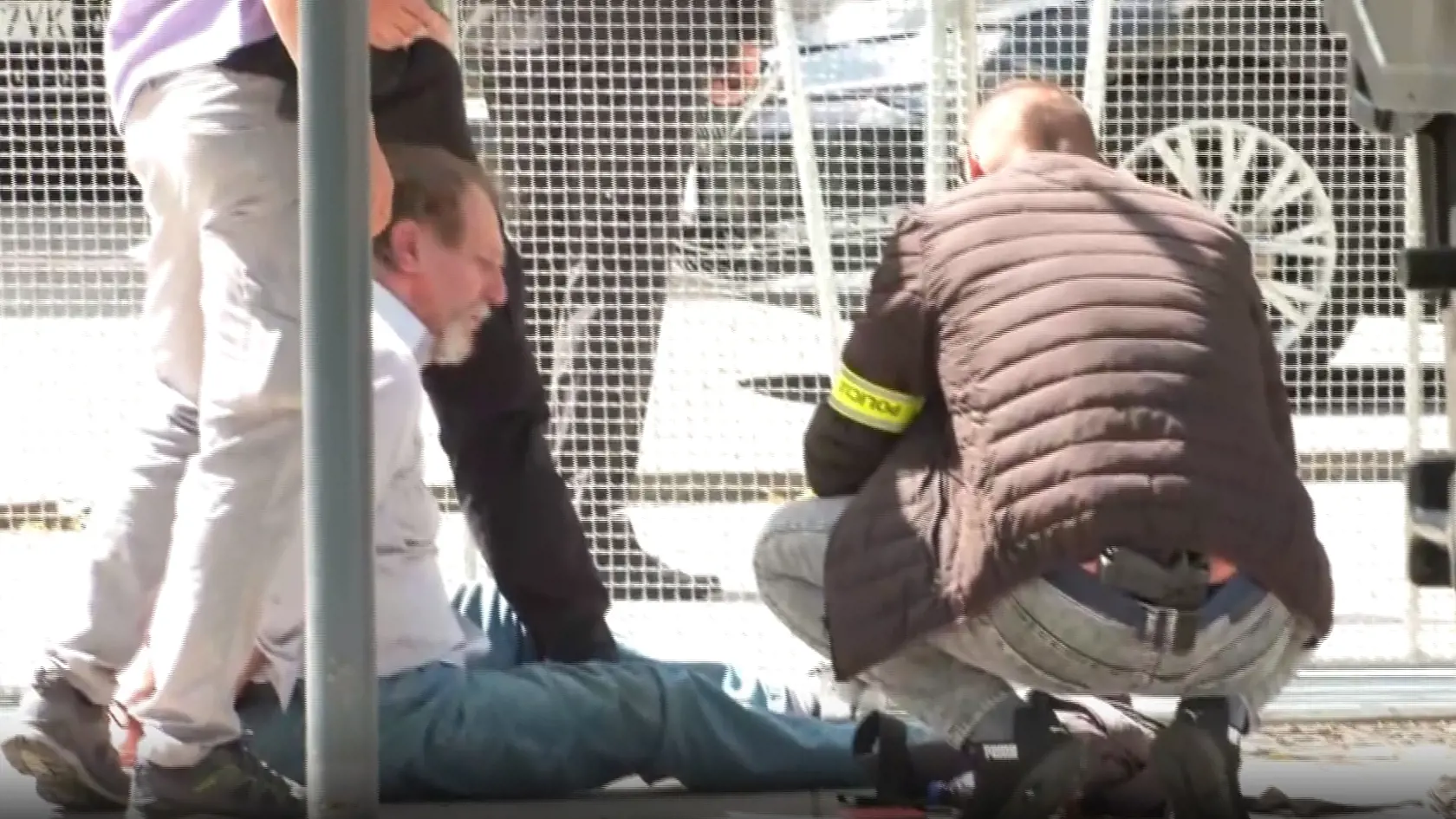 Polícia strelca okamžite spacifikovala a zadržala.