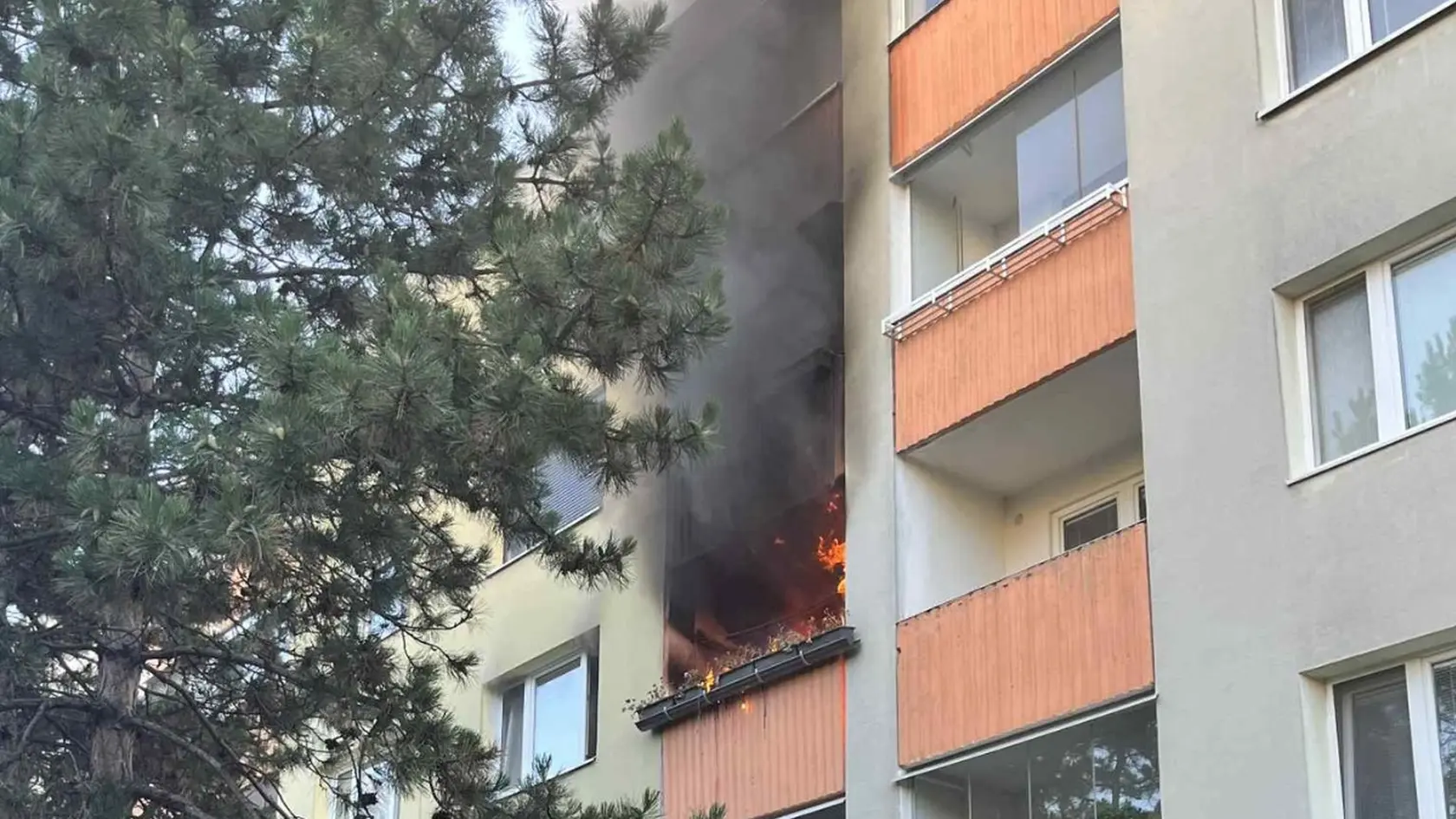 Bratislavskí hasiči zasahovali pri požiari bytu v Petržalke.