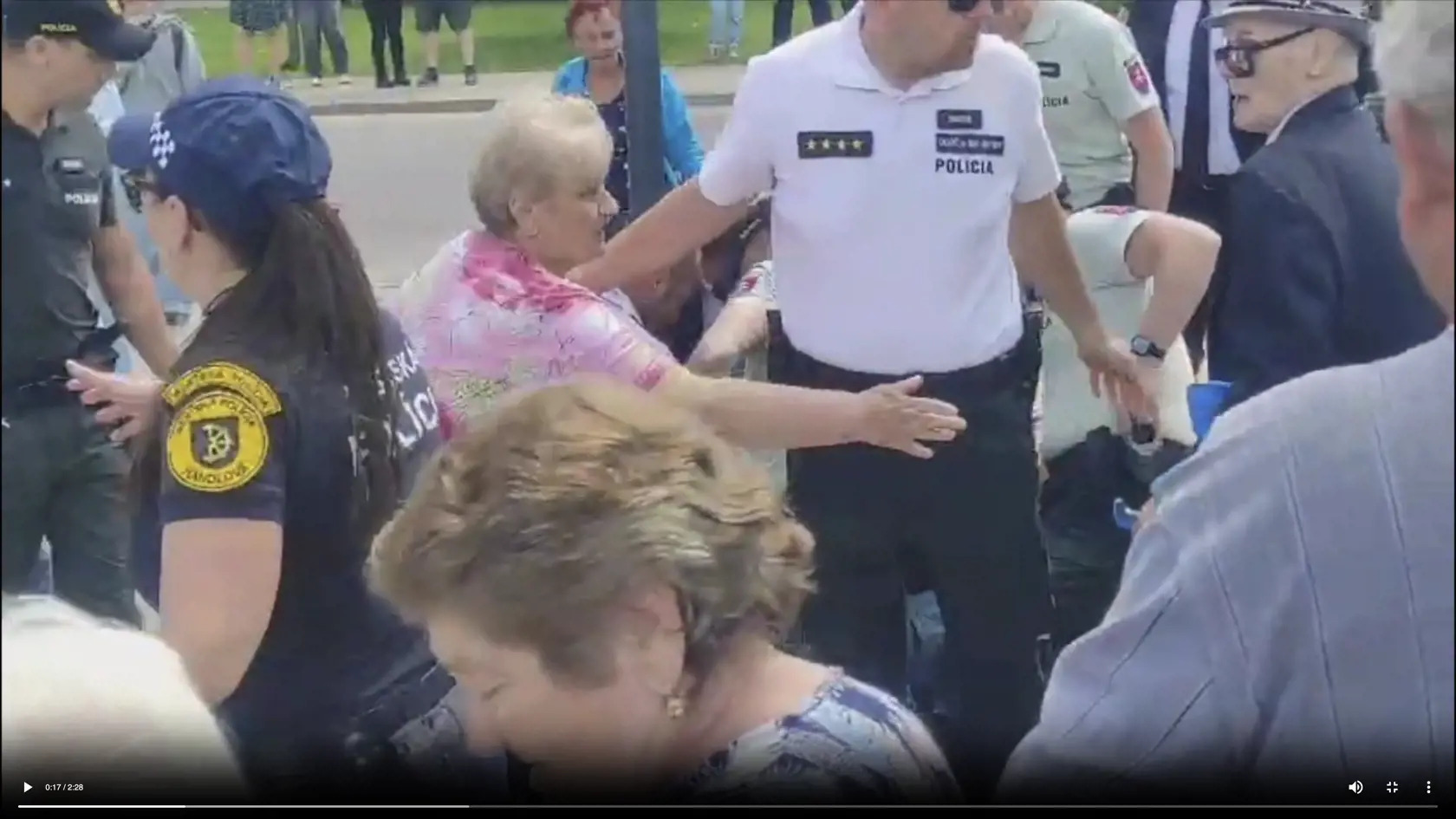 Po zásahu zostal údajný strelec ležať na zemi.  Fica v stredu po výjazdovom rokovaní vlády v Handlovej postrelili. Na mieste padlo niekoľko výstrelov, útočníka zadržali. Priestor pred Domom kultúry v Handlovej, kde sa zasadnutie vlády konalo, evakuovali.
