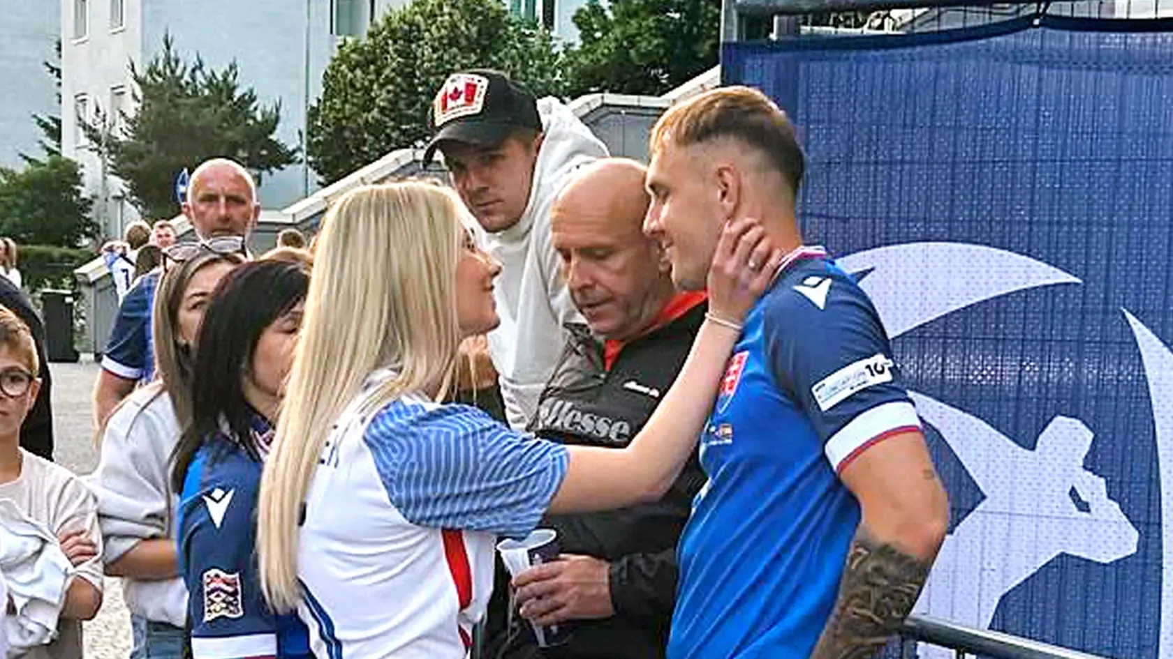 Dominik Javorček s priateľkou Milenou Gajdošovou po zápase Slovensko - Španielsko (2:3) na ME do 21 rokov.
