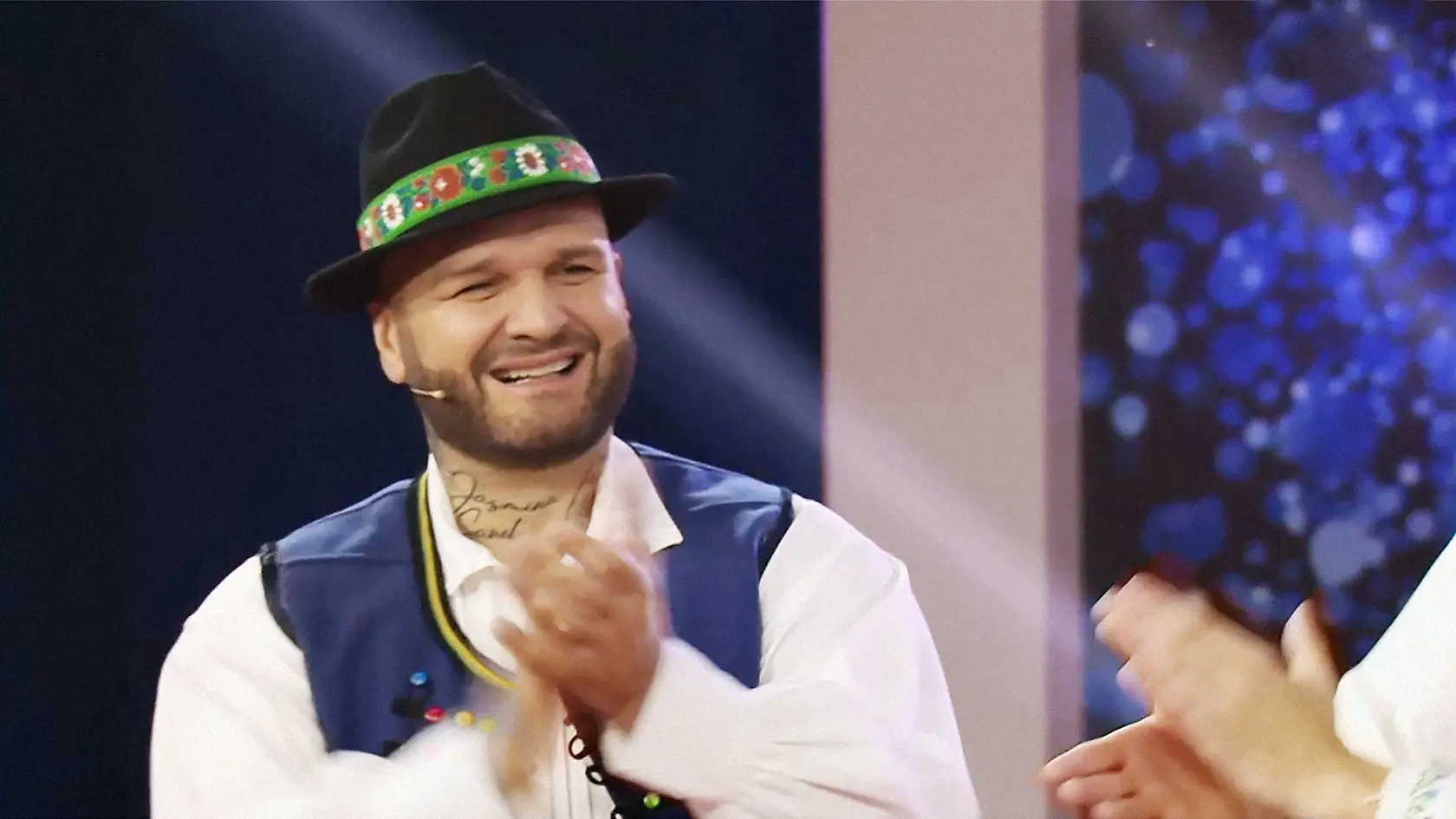 Kedysi. Nemal problémy ani s vlastnými zubami, len sa na nich podpísal zub času.