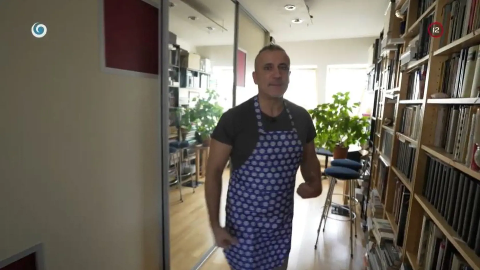 V pracovni sa nachádza veľká knižnicu s knihami a skrine.