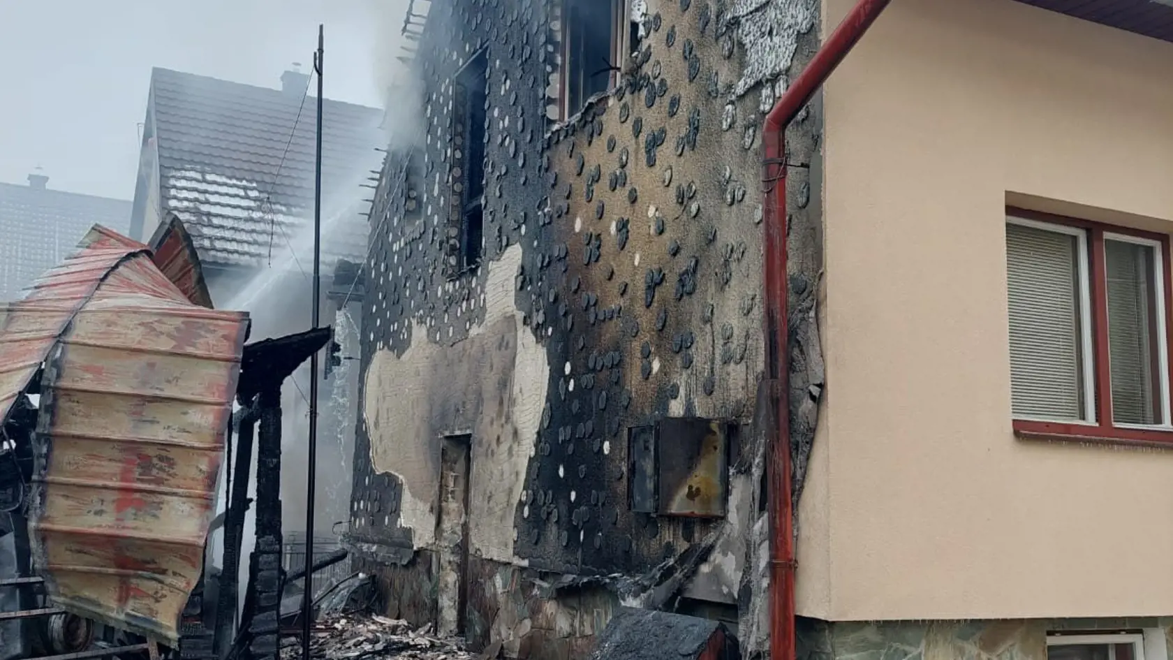 Výšku škody po utorňajšom (28. 3.) požiari dvoch rodinných domov a garáže v Skalitom v okrese Čadca predbežne odhadli na 190.000 eur. TASR o tom v stredu informoval Michal Kypus z Krajského riaditeľstva Hasičského a záchranného zboru (HaZZ) v Žiline. Uviedol, že pri požiari utrpel zranenia človek.
      Udalosť hasičom ohlásili v utorok dopoludnia. Po príchode na miesto zistili, že horí garáž, v ktorej stálo auto. "Po výbuchu uložených tlakových nádob sa požiar rozšíril na dva rodinné domy, drev