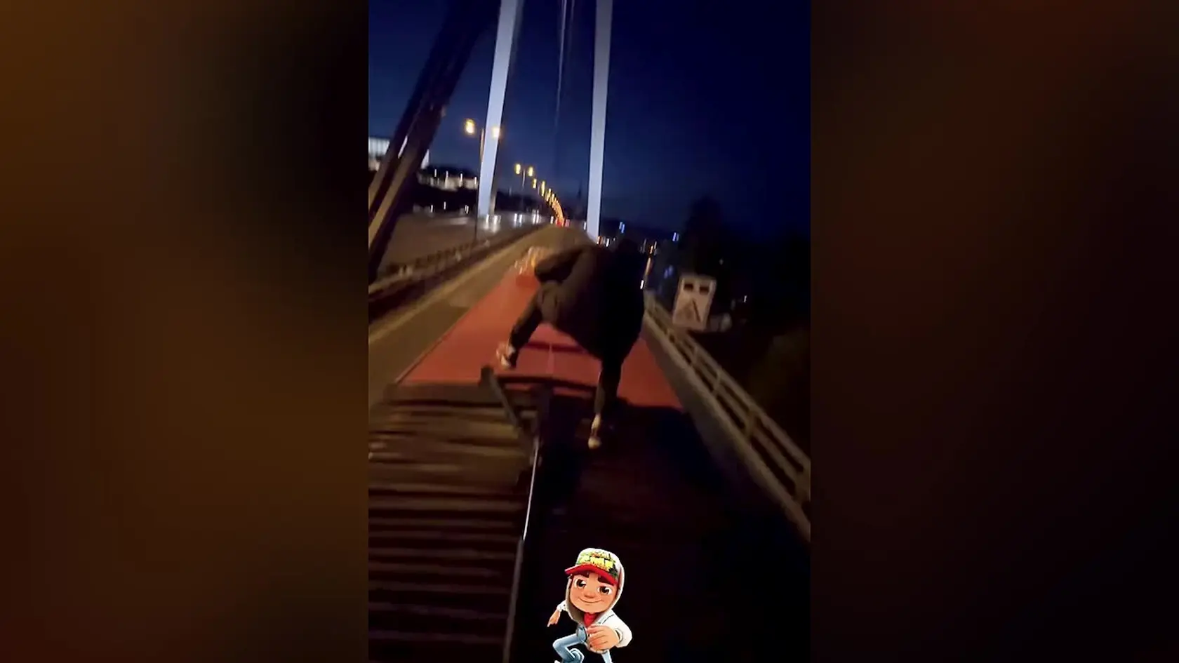 Je toto možné? Po sociálnych sieťach kolujú zarážajúce zábery na ktorých je vidieť skupinu mladíkov,ako surfuje na streche autobusu MHD.