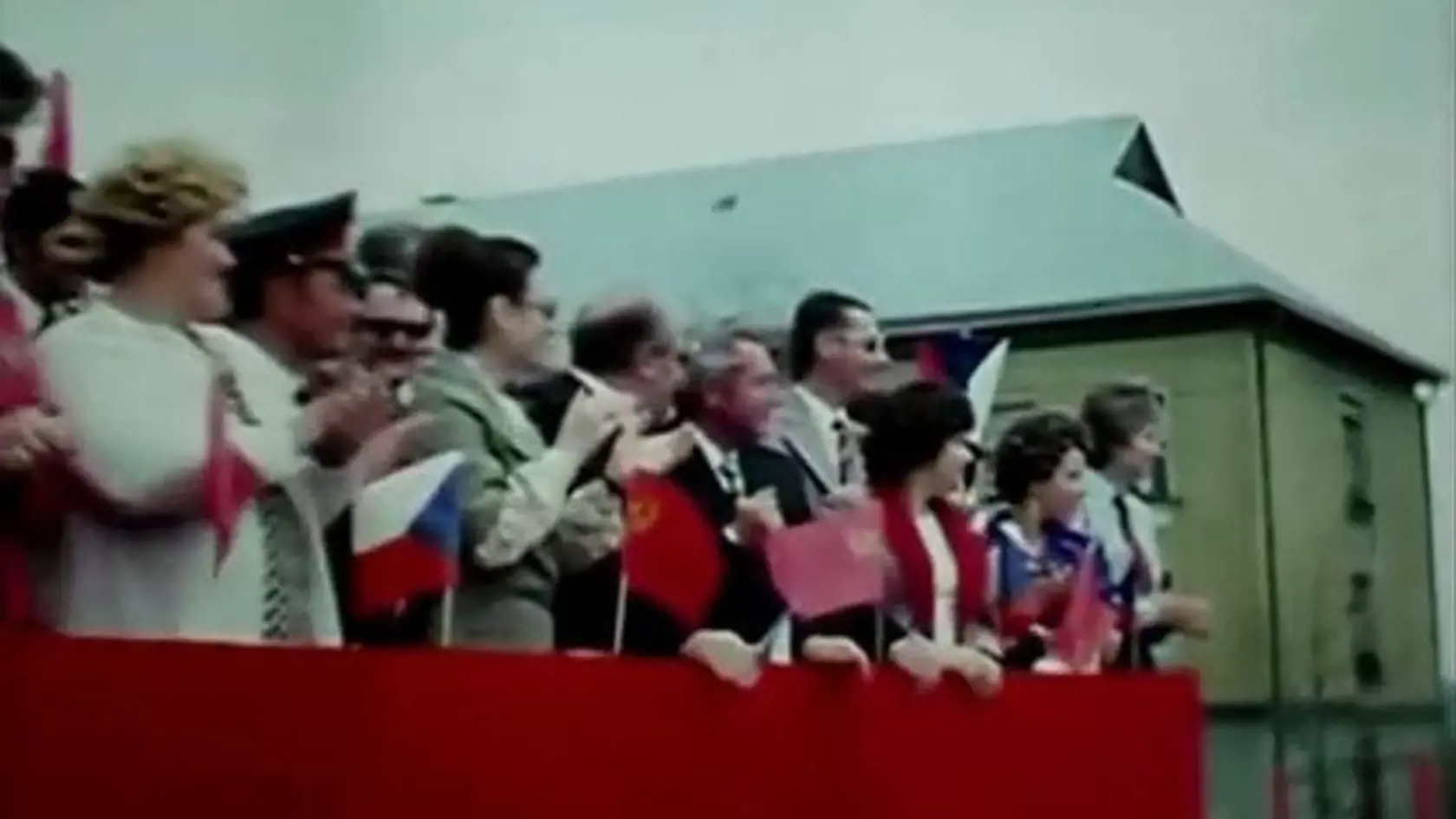 VIP alebo funkcionári strany aj ich drahé polovičky. Súdruhovia a súdružky.