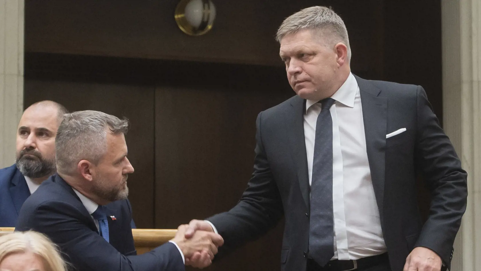 Poslanci Národnej rady (NR) SR v hlasovaní neodsúhlasili žiadosť Generálnej prokuratúry (GP) SR o vzatie poslanca Roberta Fica (Smer-SD) do väzby. Na snímke sprava poslanec NR SR Robert Fico (Smer-SD) a nezaradený poslanec Peter Pellegrini si podávajú ruky po hlasovaní 4. mája 2022 v Bratislave. FOTO TASR - Martin Baumann