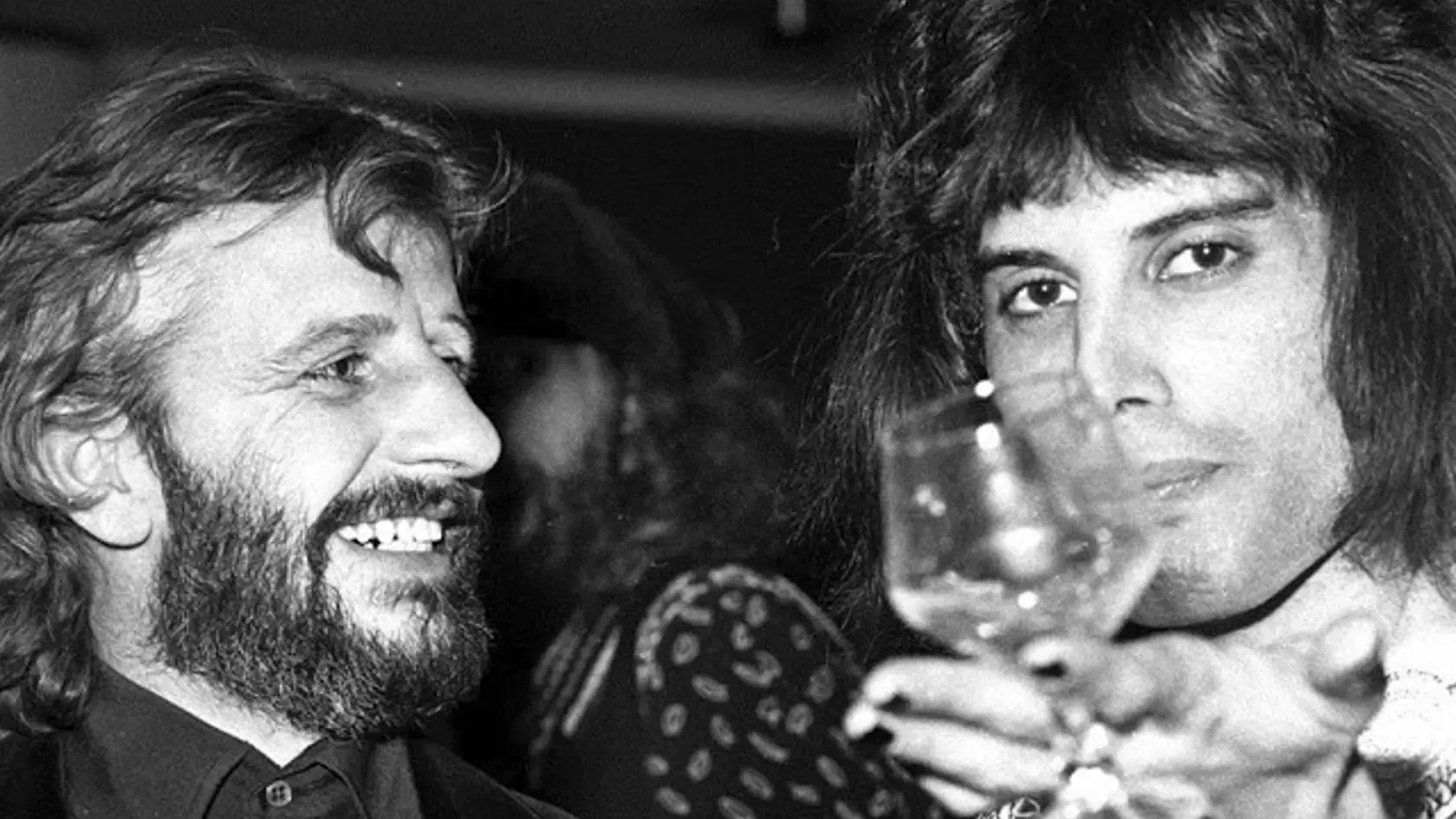Spevák Queen Freddie Mercury a bubeník The Beatles Ringo Starr.