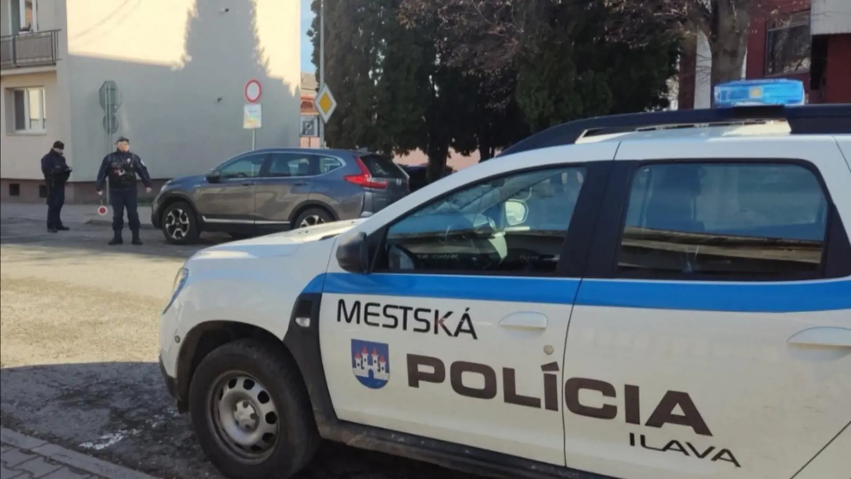 Mestská polícia v Ilave bola založená len v roku 2020. Má dvoch členov. Ak však mestskí policajti vypadnú pre chorobu, alebo na dovolenku, nemá ich kto zaskočiť. Mesto preto vymyslelo, že o poriadok sa v čase ich neprítomnosti bude starať inšpektor verejného poriadku, ktorým bude pracovník mesta Ilava.