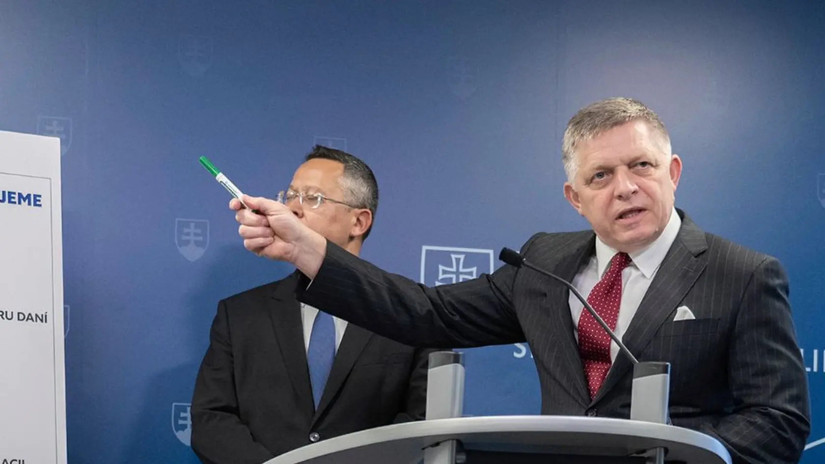 Robert Fico ukazuje, kde bude škrtať: vláda rieši konsolidáciu financií.