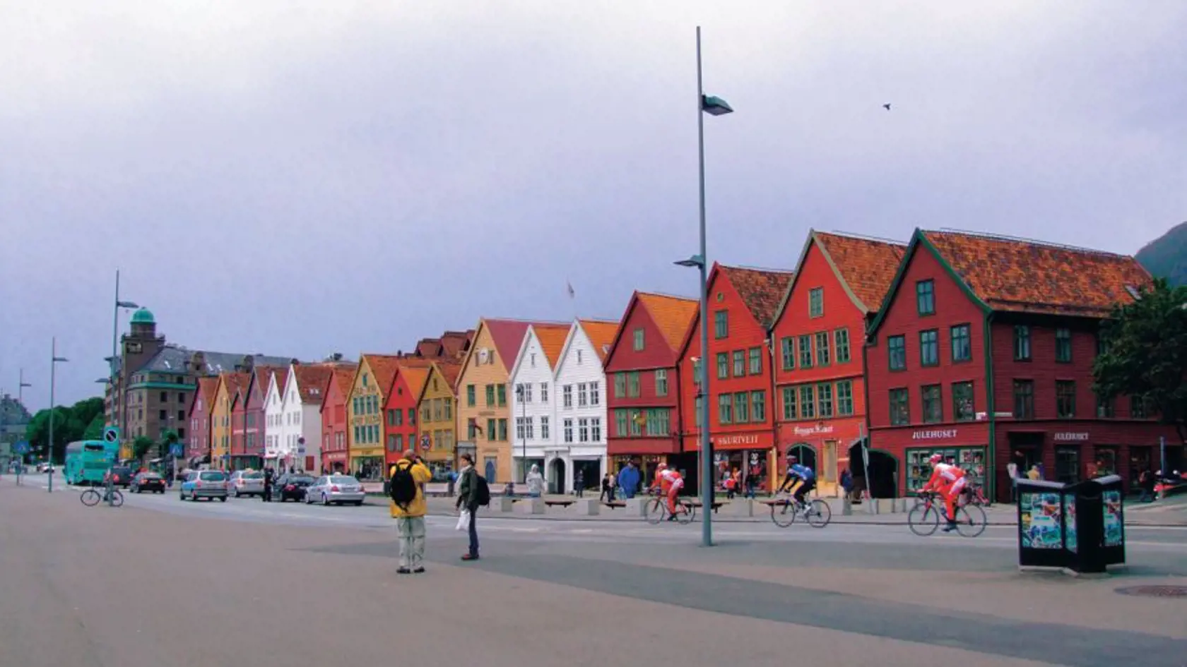 Bryggen. Najstaršia štvrť nórskeho Bergenu. Päťdesiatosem drevených domov je zapísaných do Zoznamu svetového kultúrneho dedičstva UNESCO.