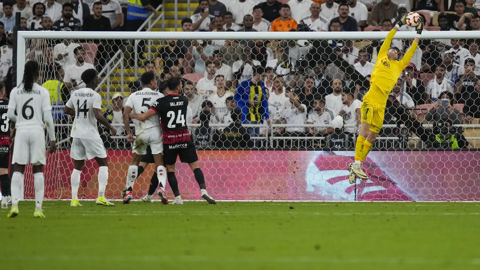KK74 Džidda - Slovenský brankár Dominik Greif z RCD Mallorca chytá strelu počas semifinále španielskeho Superpohára Real Madrid - RCD Mallorca v saudskoarabskom meste Džidda vo štvrtok 9. januára 2025. FOTO TASR/AP
Mallorca's goalkeeper Dominik Greif makes a save during the Spanish Super Cup semifinal soccer match between Real Madrid and Mallorca at the King Abdullah Stadium in Jeddah, Saudi Arabia, Thursday, Jan. 9, 2025. (AP Photo/Altaf Qadri)