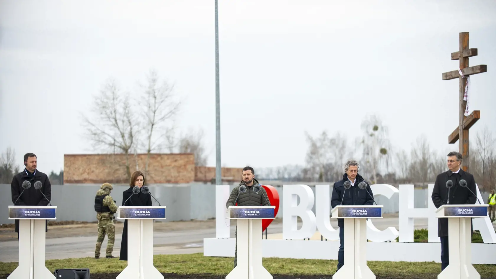 Na snímke zľava dočasne poverený predseda vlády SR Eduard Heger, moldavská prezidentka Maia Sanduová, ukrajinský prezident Volodymyr Zelenskyj, slovinský premiér Robert Golob a chorvátsky premiér Andrej Plenkovič počas pietnej ceremónie v ukrajinskom meste Buča v Kyjevskej oblasti v piatok 31. marca 2023.