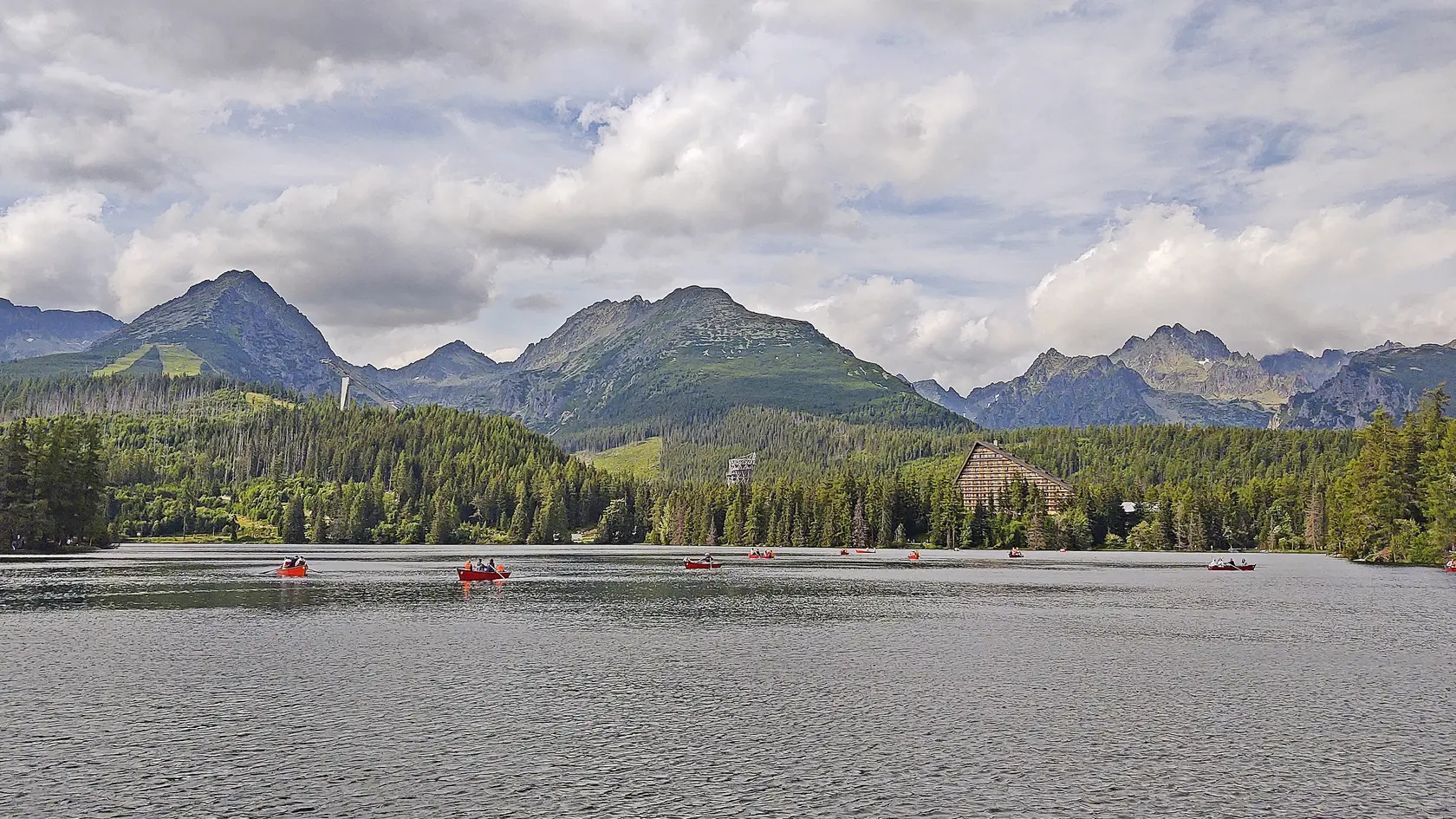 Štrbské pleso sa v lete teší obľube turistov, ktorí sa na ňom radi člnkujú.