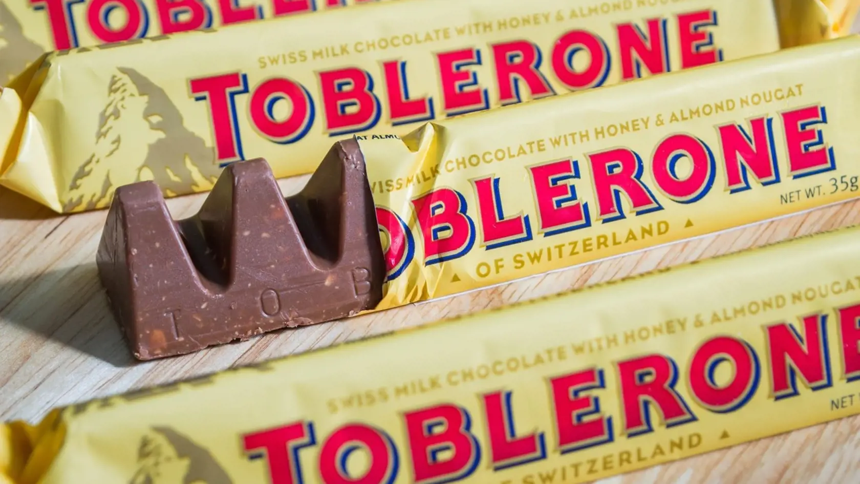 Ikonická Toblerone čokoláda mení svoje dlhoročné logo s horou Matterhorn.