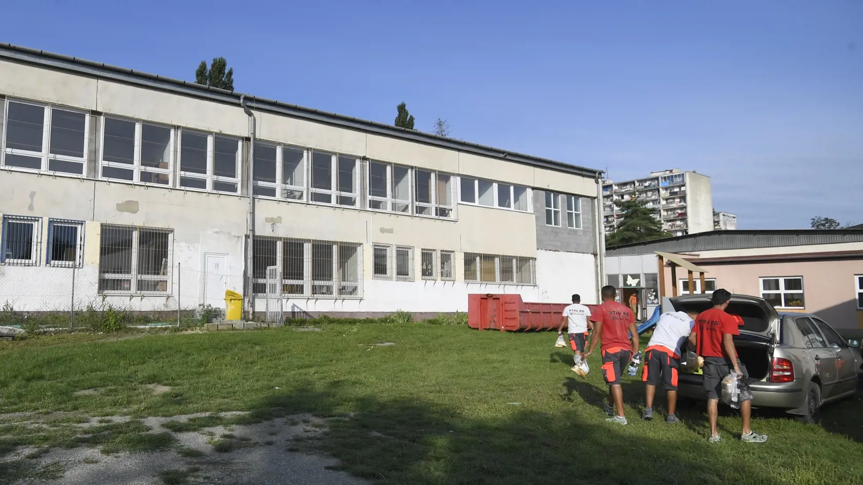 Na snímke vľavo jedáleň v priestoroch ZŠ Ľ. Podjavorinskej 1 v Košiciach na rómskom sídlisku Luník IX, kde bude zriadené tlačové centrum z dôvodu septembrovej návštevy pápeža Františka. Svätý Otec navštívi Slovensko 12. až 15 septembra. Košice, 13. augusta 2021. FOTO TASR – František Iván