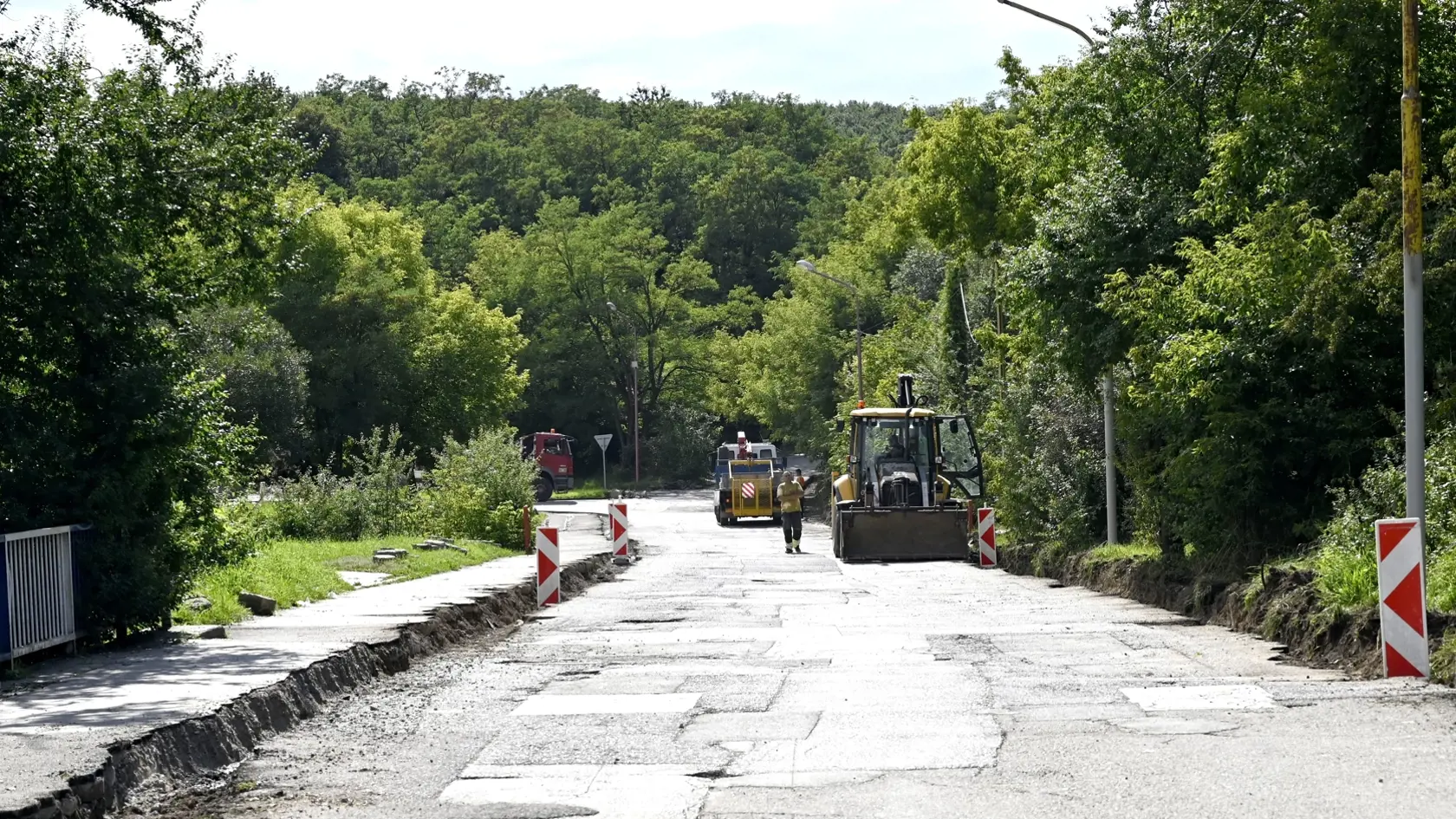 Na rómskom sídlisku Luník IX v Košiciach je v týchto dňoch čulý pracovný ruch. Dôvodom je  septembrová návšteva pápeža Františka. Na snímke oprava prístupovej cesty na sídlisko Luník IX v Košiciach 20. augusta 2021. FOTO TASR - Roman Hanc