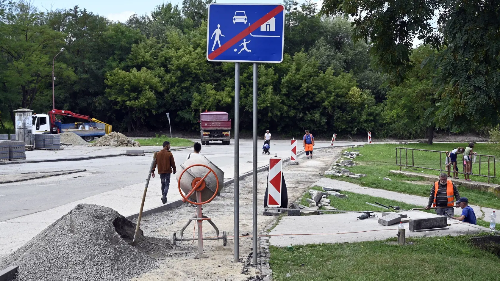 Na rómskom sídlisku Luník IX v Košiciach je v týchto dňoch čulý pracovný ruch. Dôvodom je  septembrová návšteva pápeža Františka. Na snímke oprava chodníkov a ciest na sídlisku Luník IX v Košiciach 20. augusta 2021. FOTO TASR - Roman Hanc