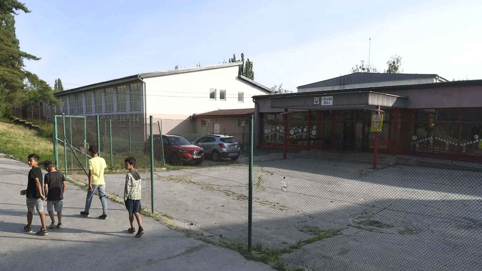 Na snímke ZŠ Ľ. Podjavorinskej 1 v Košiciach na rómskom sídlisku Luník IX, kde v jedálni bude zriadené tlačové centrum z dôvodu septembrovej návštevy pápeža Františka. Svätý Otec navštívi Slovensko 12. až 15 septembra. Košice, 13. augusta 2021. FOTO TASR – František Iván
