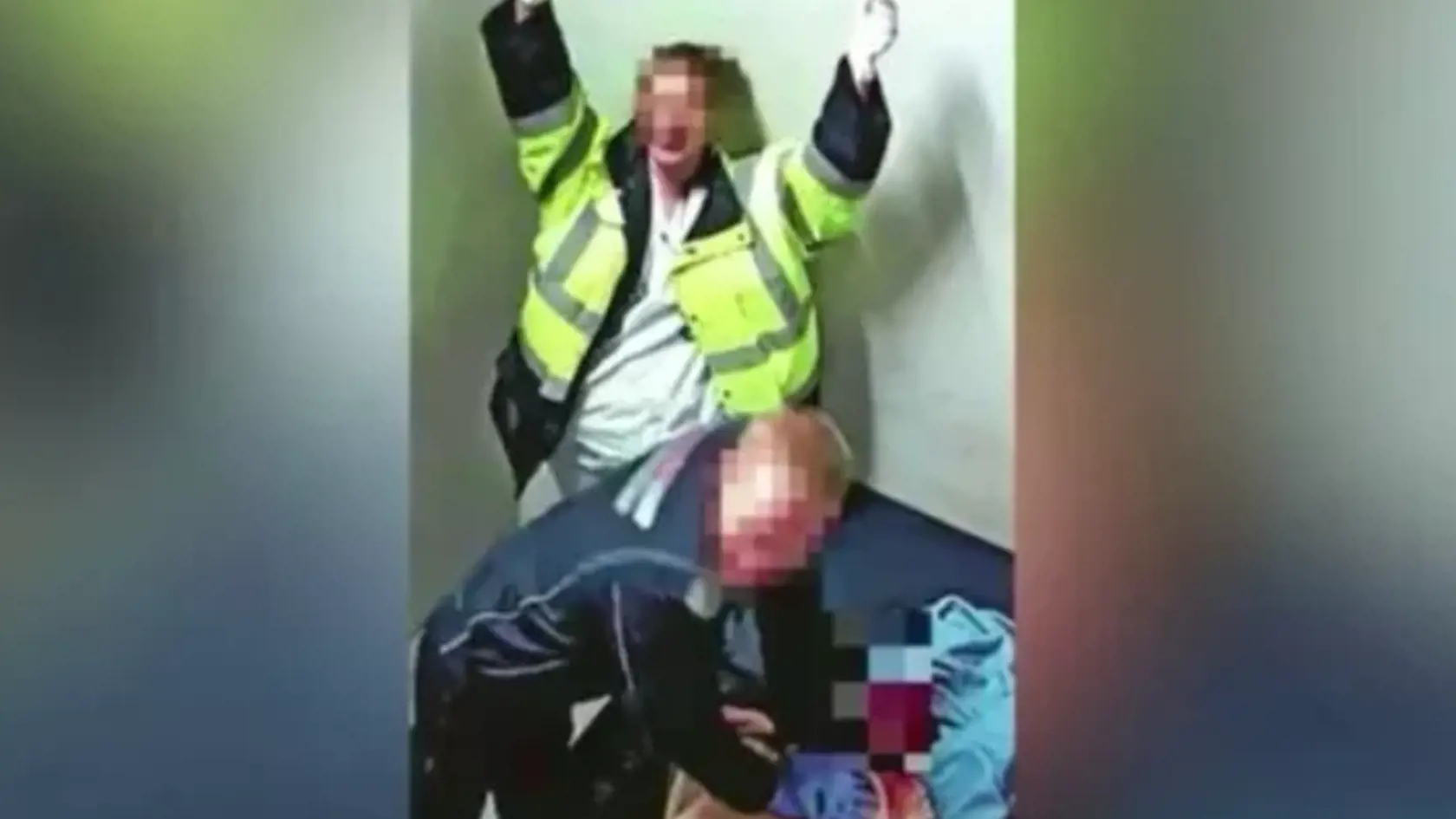 Na videozábere vidieť ako policajtka dvíha ruku v geste napodobňujúcom nacistický pozdrav a jej kolegovia viac ako štvrťhodinu sedia a kľačia na tele zadržaného Slováka.