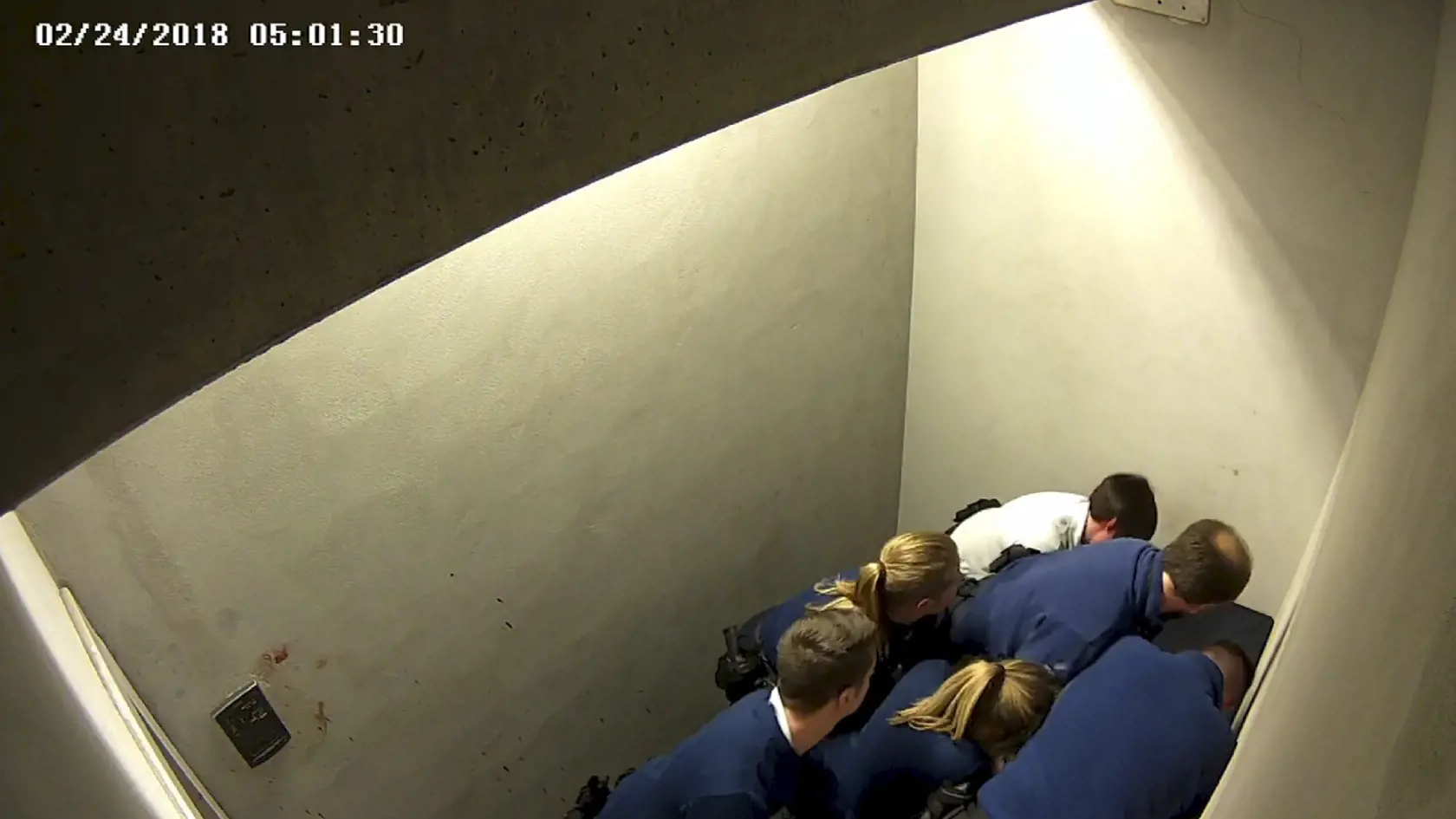 KK9 Charleroi - Na videozábere z policajnej kamery policajti zadržujú Slováka Jozefa Chovanca v cele predbežného zadržania na letisku vo valónskom meste Charleroi 24. februára 2018. Druhý najvyšší predstaviteľ belgickej federálnej polície André Desenfants vo štvrtok 20. augusta 2020 dočasne odstúpil zo svojej funkcie po tom, ako viaceré belgické médiá zverejnili video z februára 2018, ktoré potvrdzuje neprimerané použitie sily voči občanovi Slovenska Jozefovi Chovancovi v cele predbežného zadrža