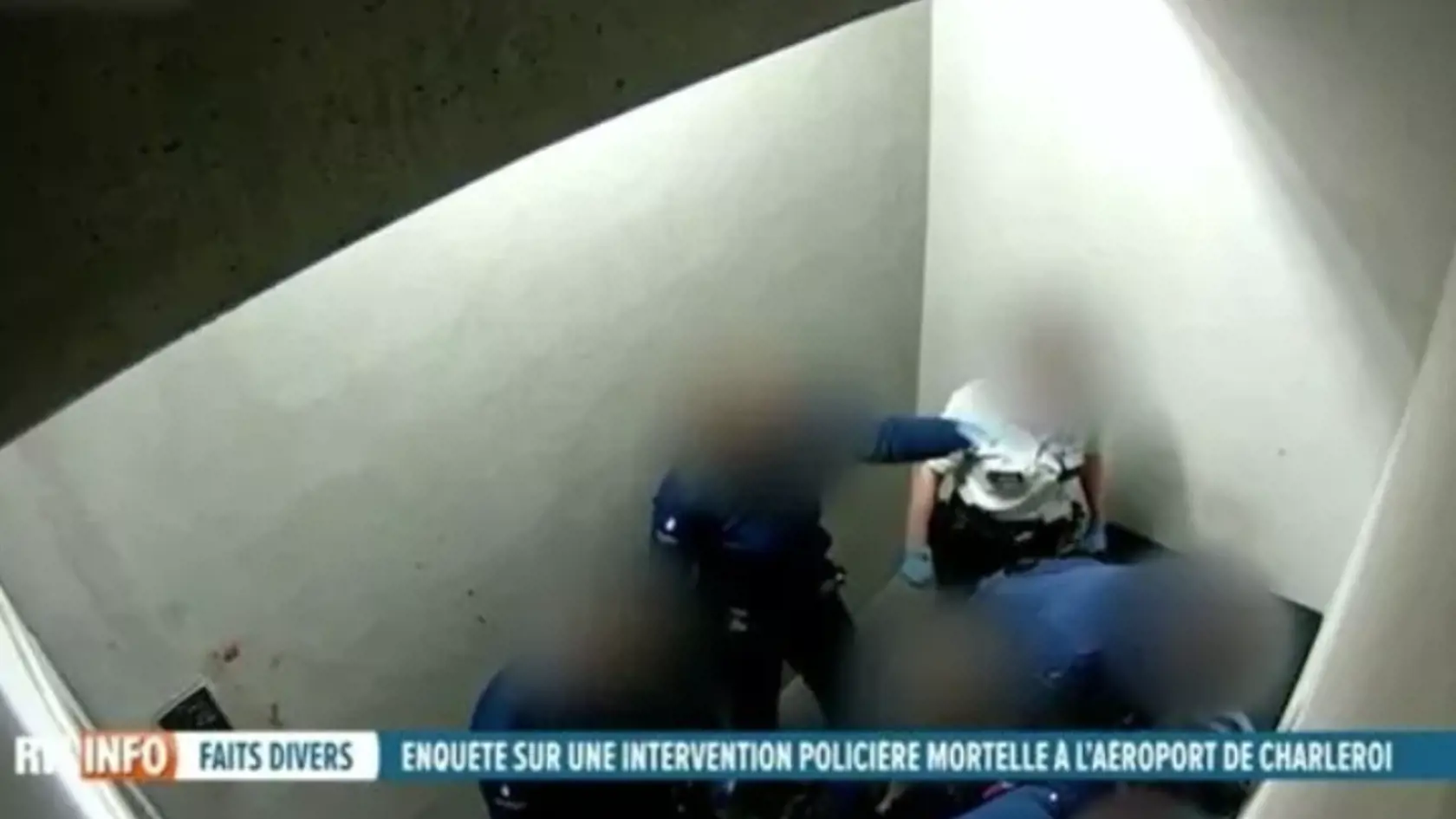 Na videozábere vidieť ako policajtka dvíha ruku v geste napodobňujúcom nacistický pozdrav a jej kolegovia viac ako štvrťhodinu sedia a kľačia na tele zadržaného Slováka.