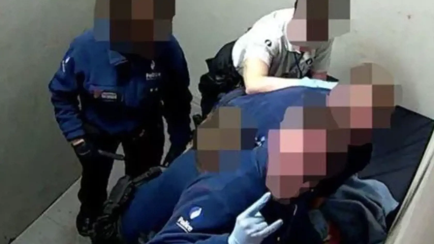 Na videozábere vidieť ako policajtka dvíha ruku v geste napodobňujúcom nacistický pozdrav a jej kolegovia viac ako štvrťhodinu sedia a kľačia na tele zadržaného Slováka.