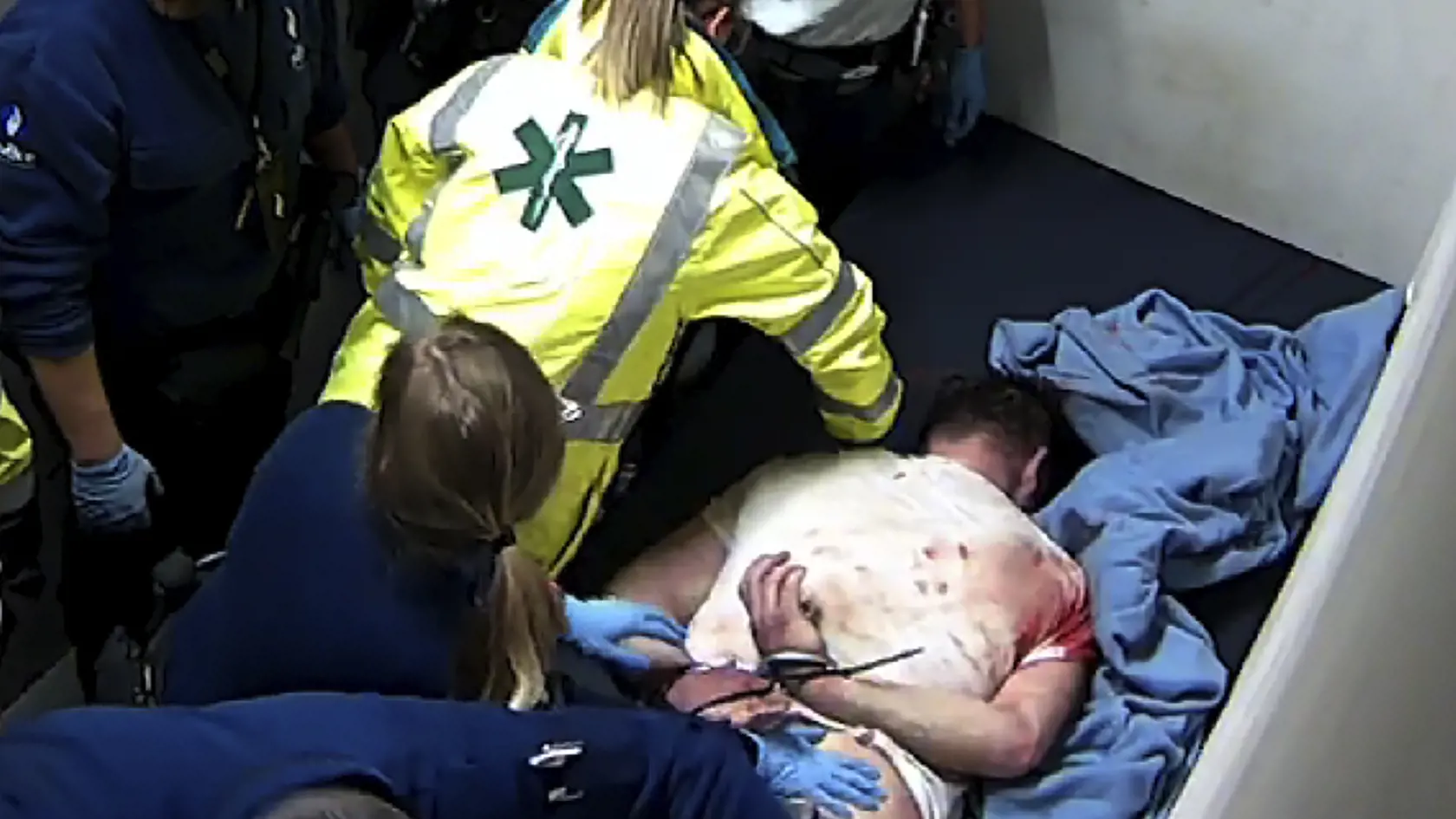 KK10 Charleroi - Na videozábere z policajnej kamery lekárka kontroluje Slováka Jozefa Chovanca v cele predbežného zadržania na letisku vo valónskom meste Charleroi 24. februára 2018. Druhý najvyšší predstaviteľ belgickej federálnej polície André Desenfants vo štvrtok 20. augusta 2020 dočasne odstúpil zo svojej funkcie po tom, ako viaceré belgické médiá zverejnili video z februára 2018, ktoré potvrdzuje neprimerané použitie sily voči občanovi Slovenska Jozefovi Chovancovi v cele predbežného zadrž