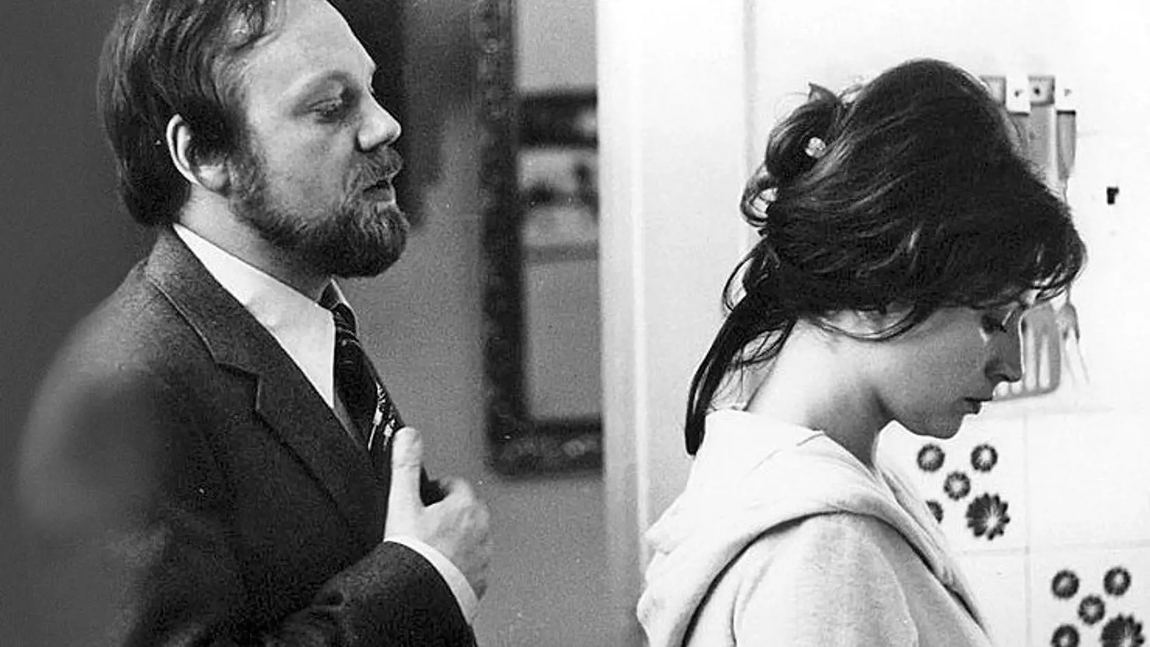 S bratom herca Pavla Mikulíka, režisérom Petrom Mikulíkom, mala počas štúdia vážny vzťah. Záber z filmu Ráno pred mesiacom (1979).