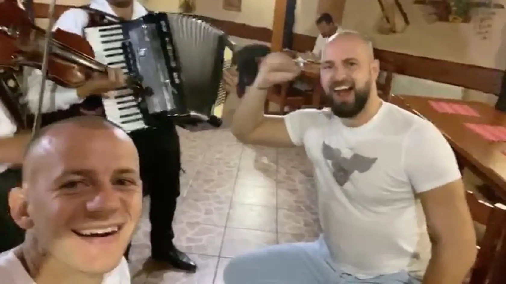 Zábava prominentných párov pokračovala v známej kolibe pri ľudovej hudbe.
