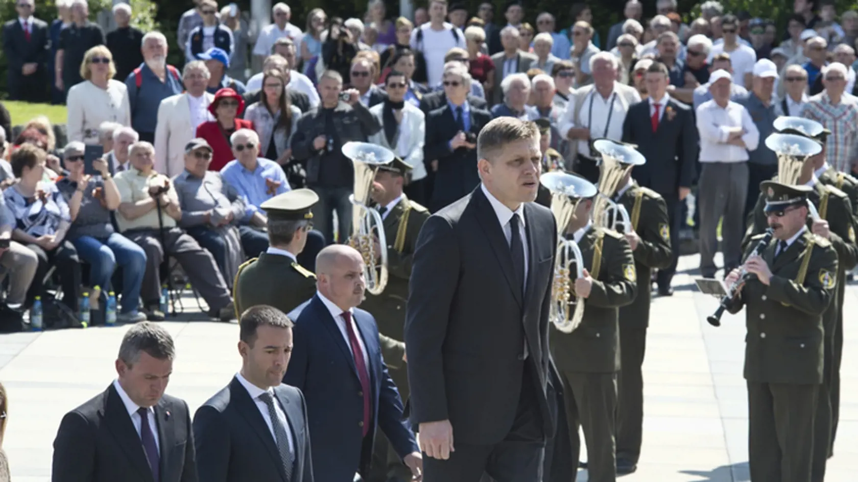 Na snímke v popredí premiér SR Robert Fico, podpredseda vlády SR Peter Pellegrini (vľavo) a minister zdravotníctva SR Tomáš Drucker (druhý zľava) počas pietneho aktu pri príležitosti 71. výročia Dňa víťazstva nad fašizmom na pamätníku na Slavíne 9. mája 2016 v Bratislave.