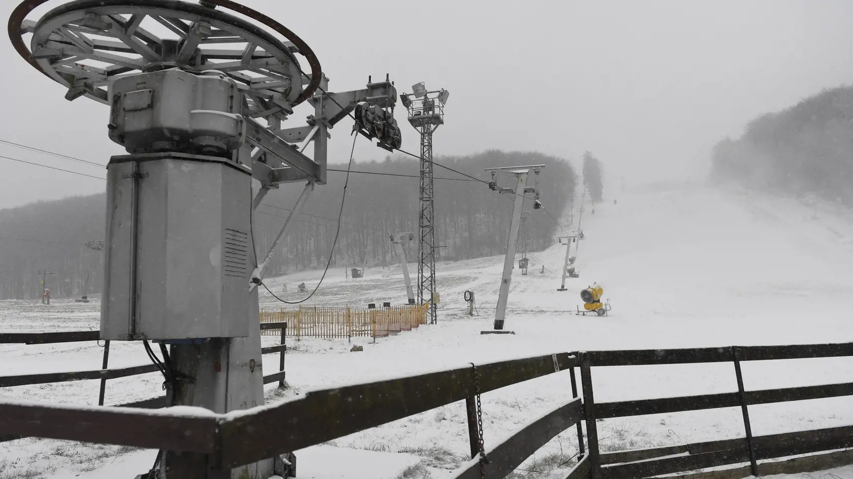 Na snímke zasnežovanie v lyžiarskom stredisku Jahodná pri Košiciach 2. decembra 2019. FOTO TASR - František Iván