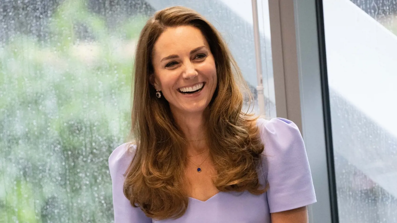 Kate s dáždnikom nielenže pripomínala hollywoodsku celebritu, ale zhodou okolností aj svoju sokyňu Meghan Markle (39), ktorá pred vyše rokom zažiarila za podobných okolností v takmer rovnakých šatách.