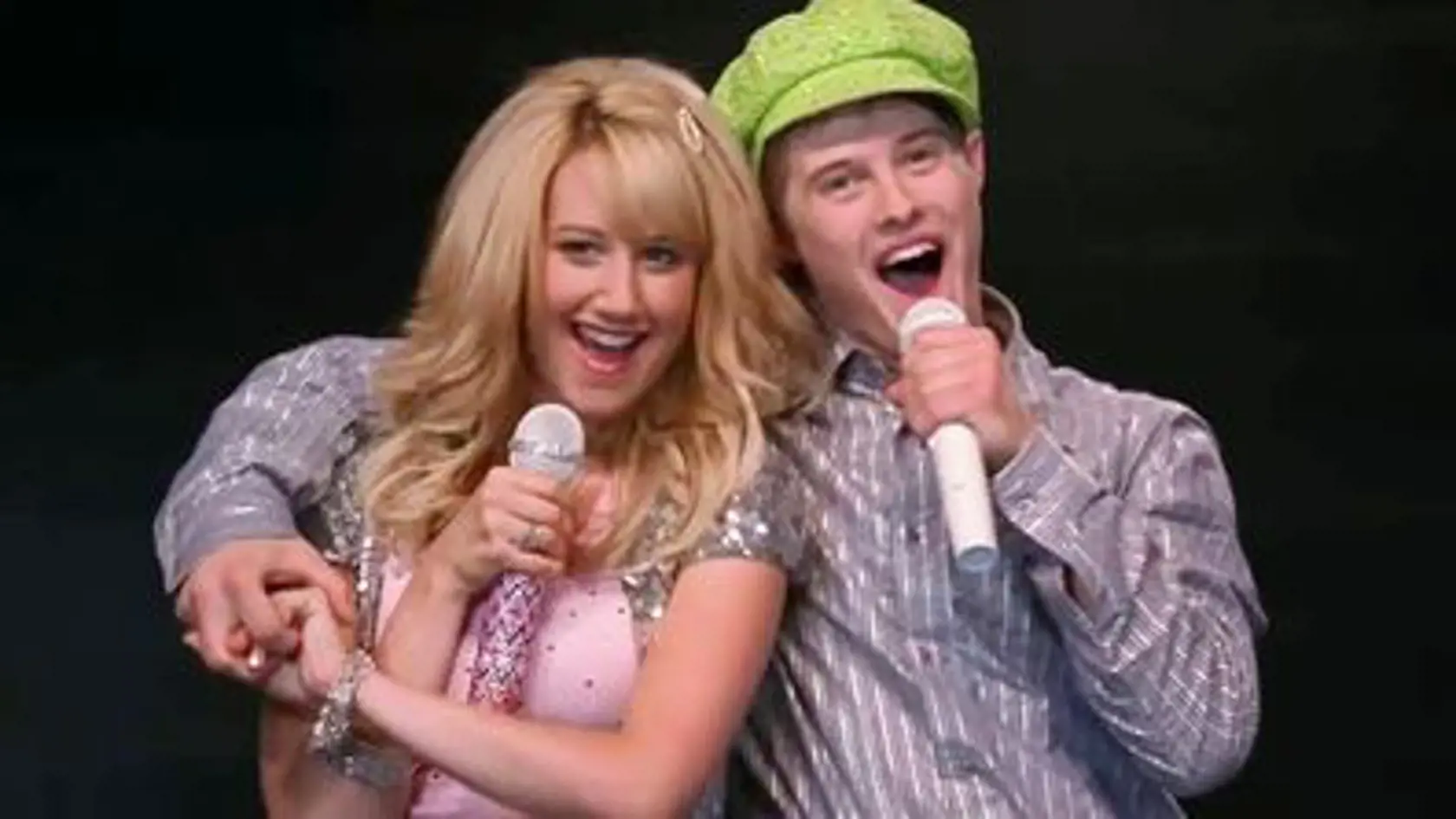 Jej kamaráta Ryana si zahral Lucas Grabeel.